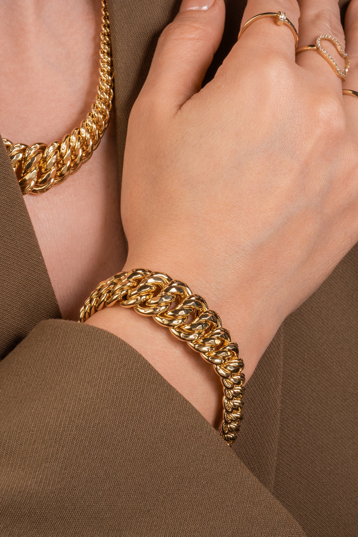 Pulsera de oro sólido en 10 kilates con eslabón grande decreciente enlazado en nudos.