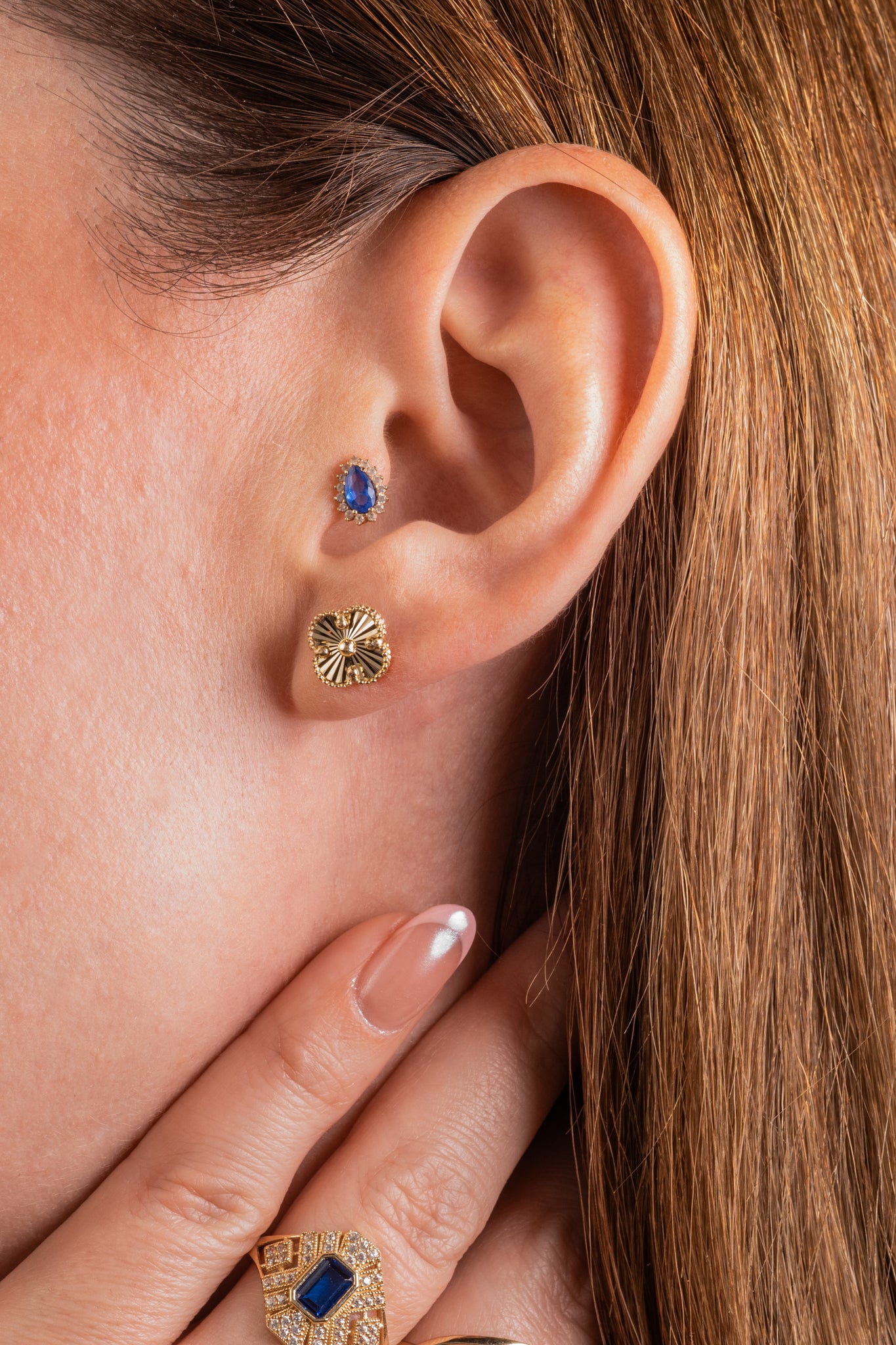 Arete de oro sólido en 10 kilates con flor de cuatro pétalos diamantados en oro amarillo chicos.