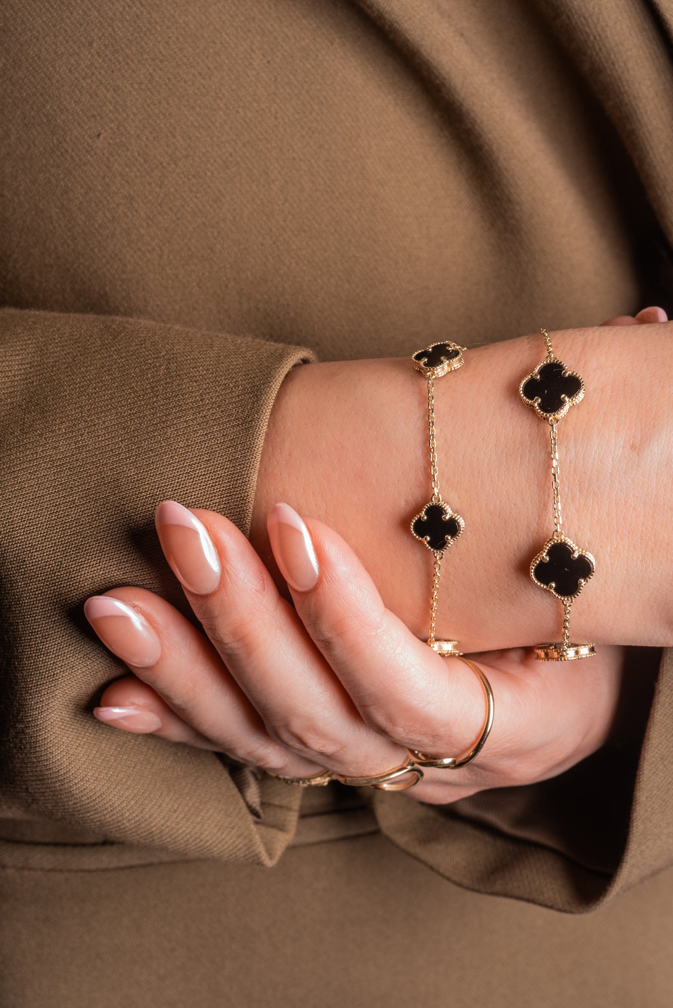 Pulsera de oro sólido en 10 kilates con flores de cuatro pétalos negros grande.