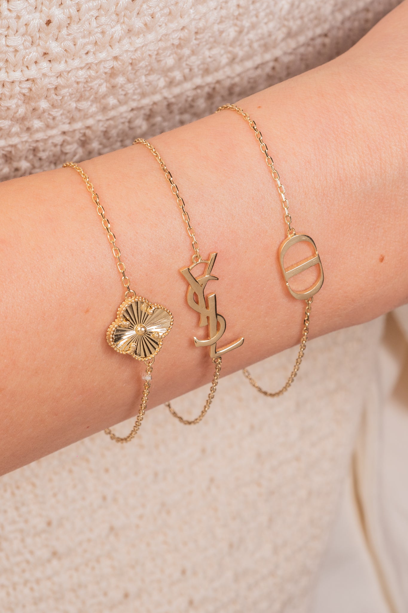 Pulsera de oro sólido en 10 kilates con iniciales YSL lisas grandes.