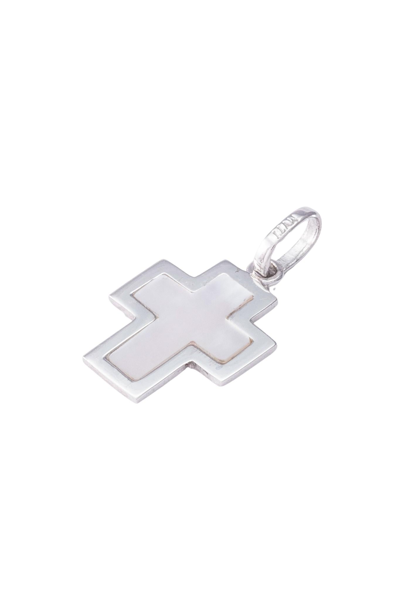 Dije de oro sólido en 14 kilates con forma de cruz centro madre perla ancha contorno bisel liso .png