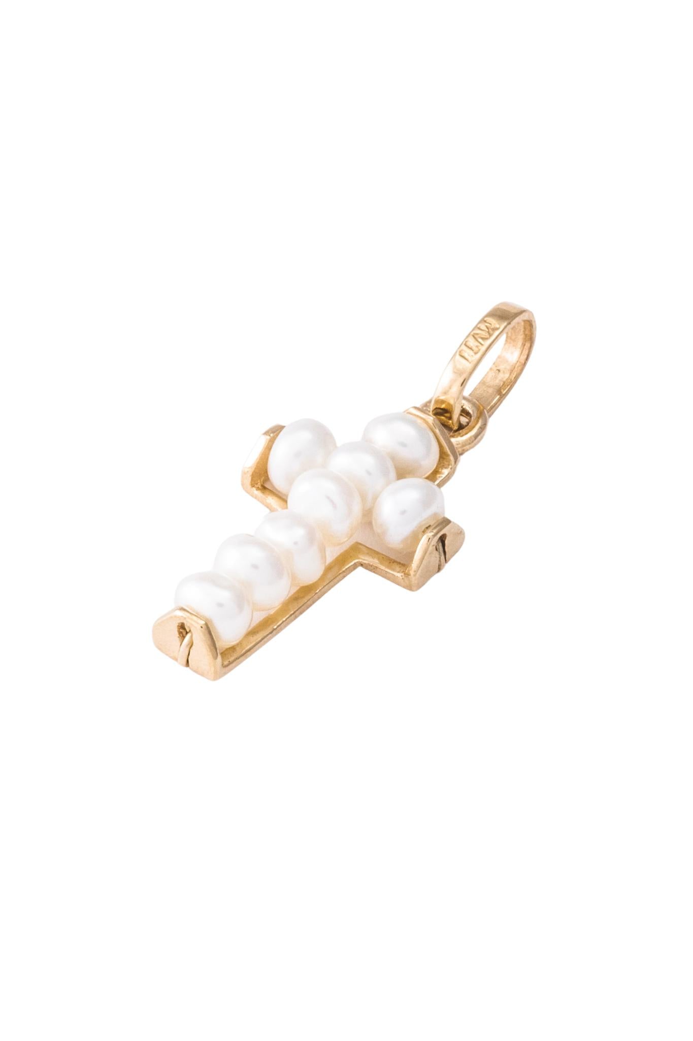 Dije de oro sólido en 14 kilates con forma de cruz de perlas y bisel.png