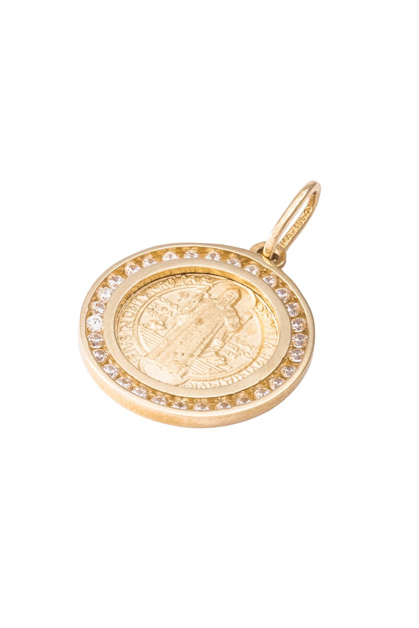 Dije medalla de oro sólido en 14 kilates con forma ciruclar e imagen de San Benito contorno zirconias..png