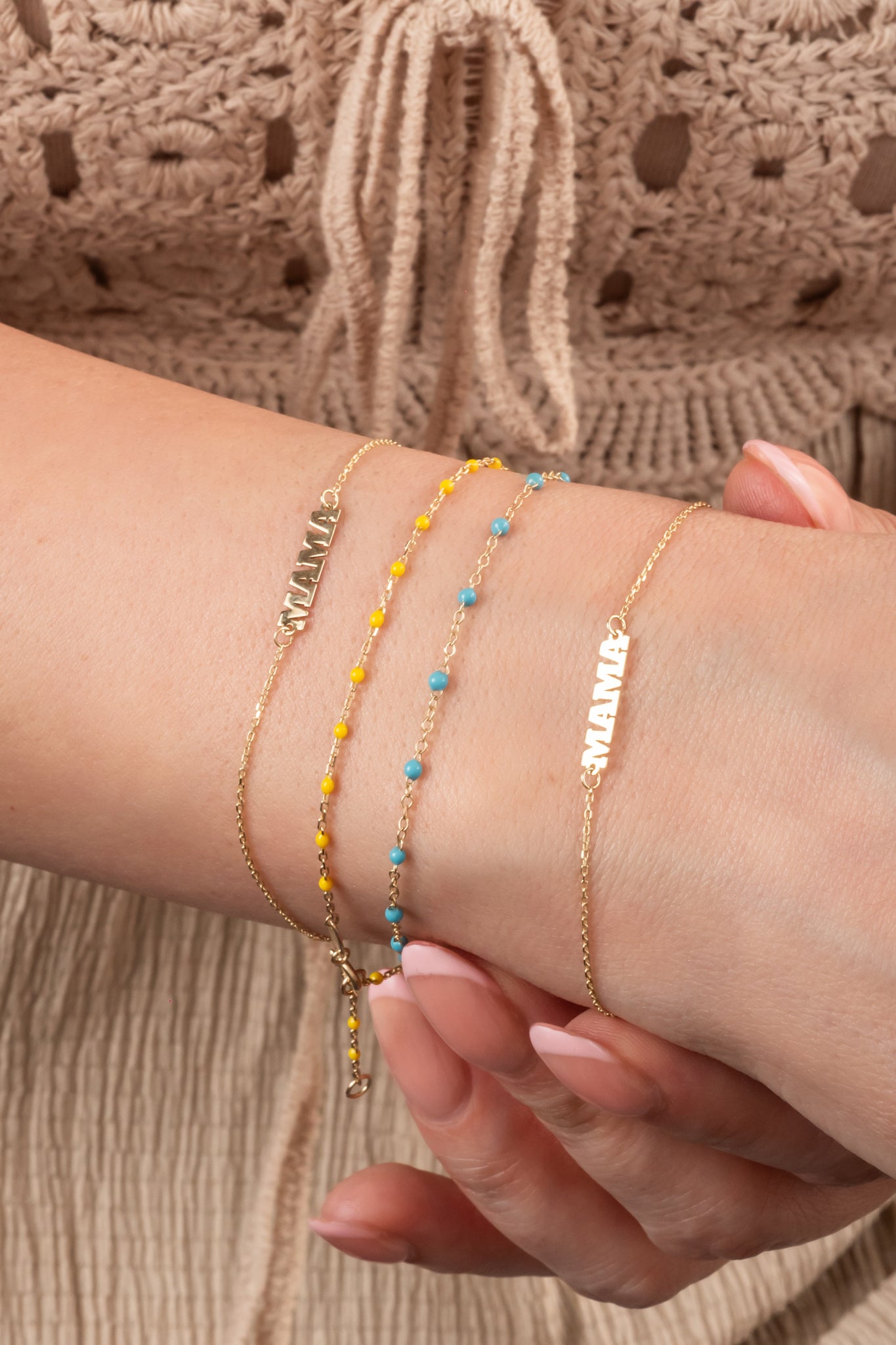 Pulsera de oro sólido en 10 kilates con bolitas esmaltadas amarillas.