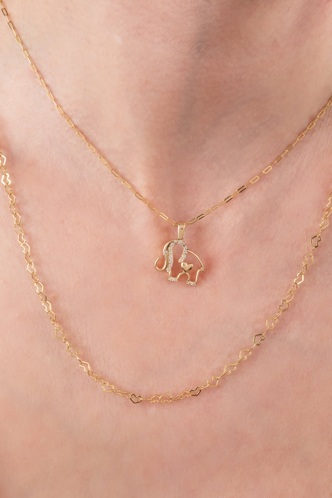 Dije de oro solido en 10 kilates con forma de elefante hueco y en el centro con un corazón liso y en la parte de la trompa zirconias