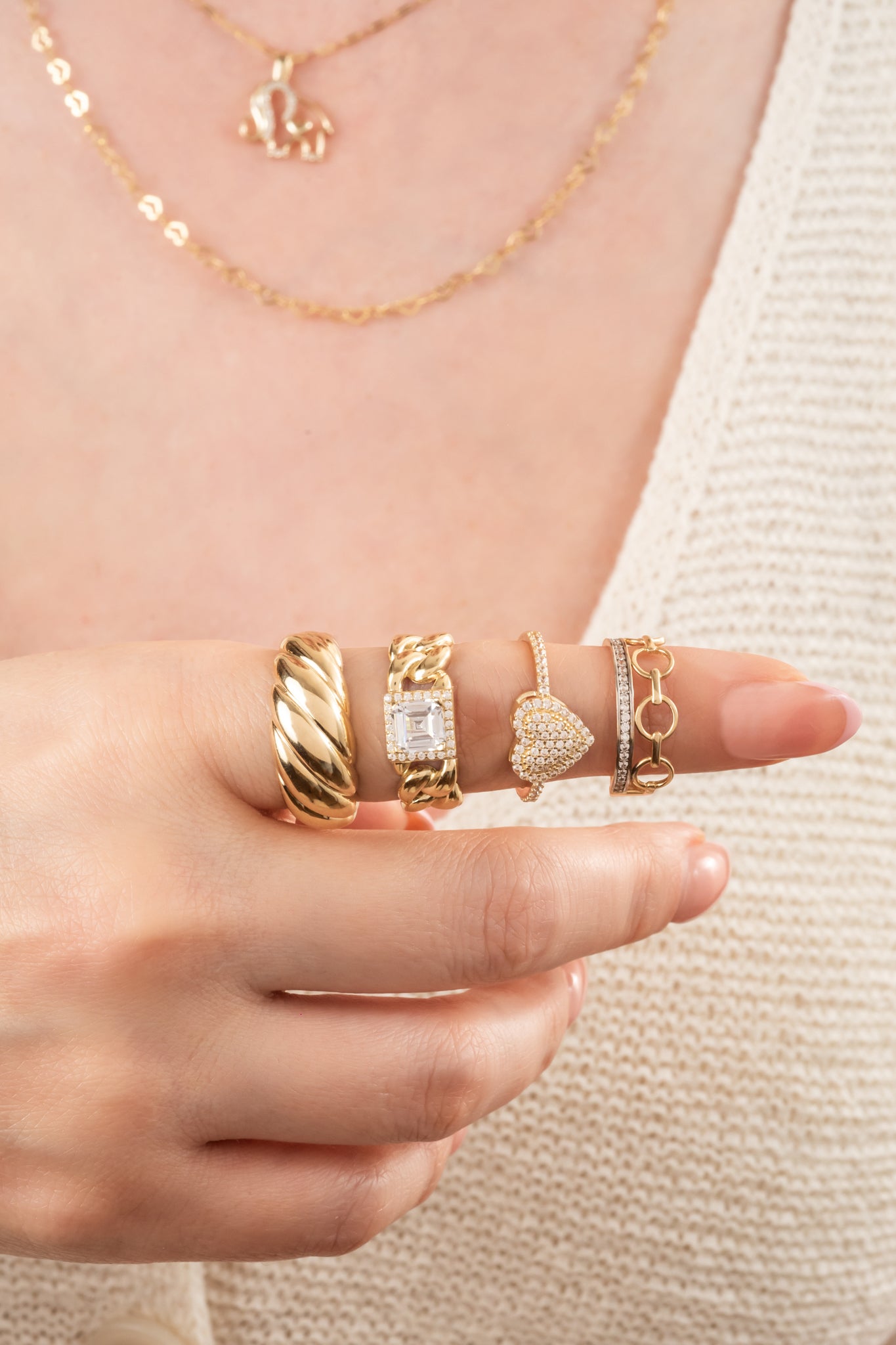 Anillo de oro solido en 10 kilates con 4 aros huecos y una linea de estilo churumbela