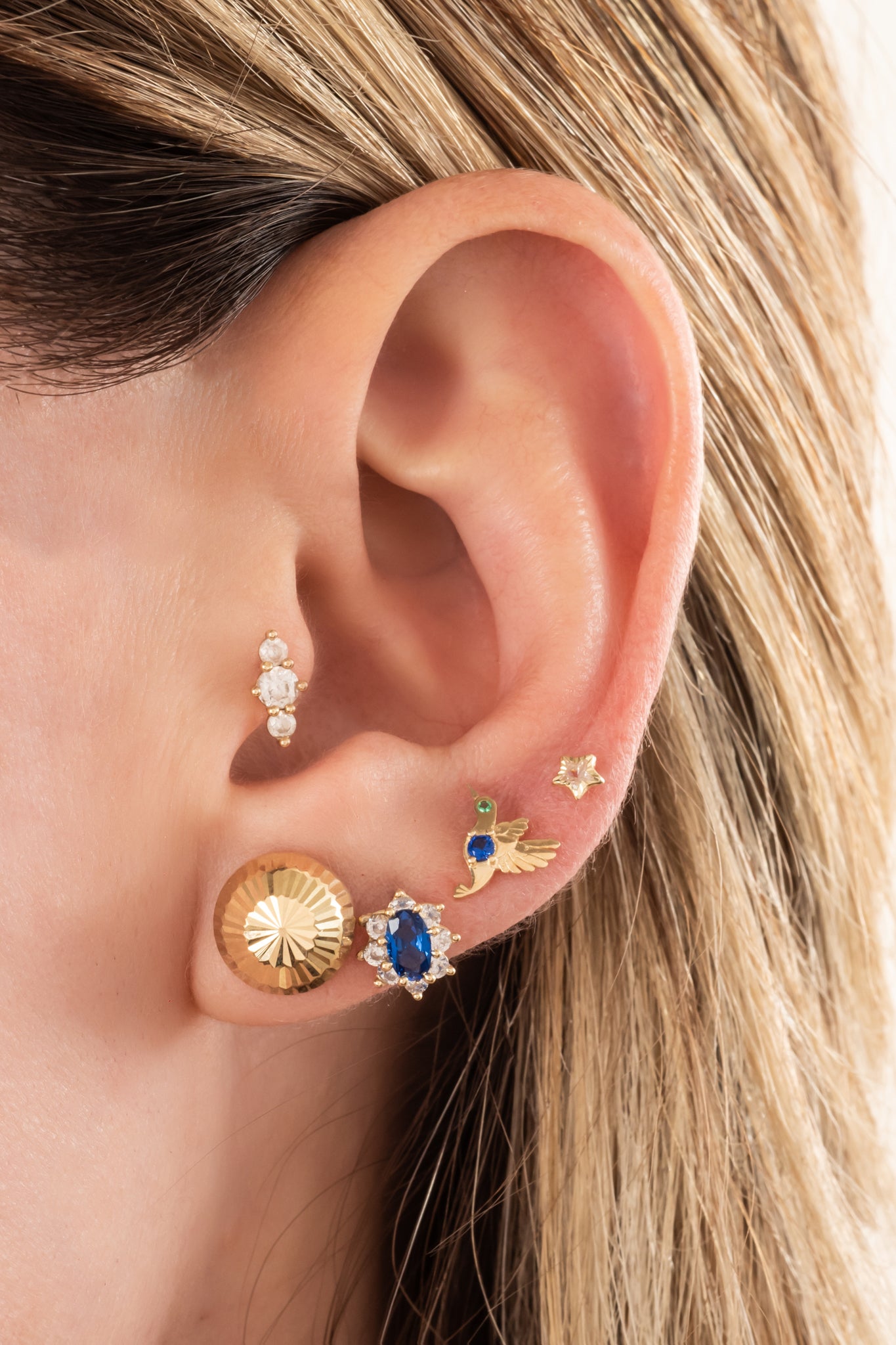 Arete de oro solido en 10 kilates con media de bola disco