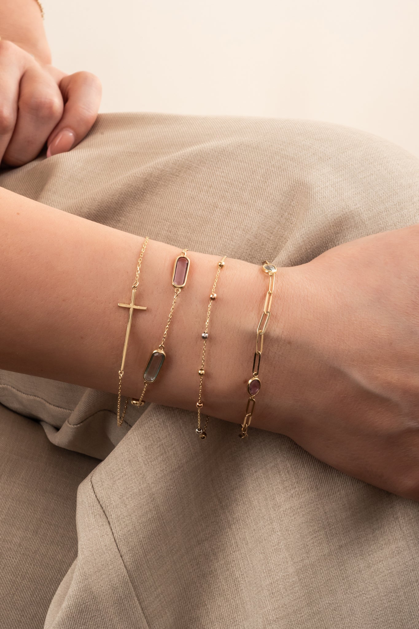 Pulsera de oro sólido en 10 kilates con bolitas minis oro florentino.