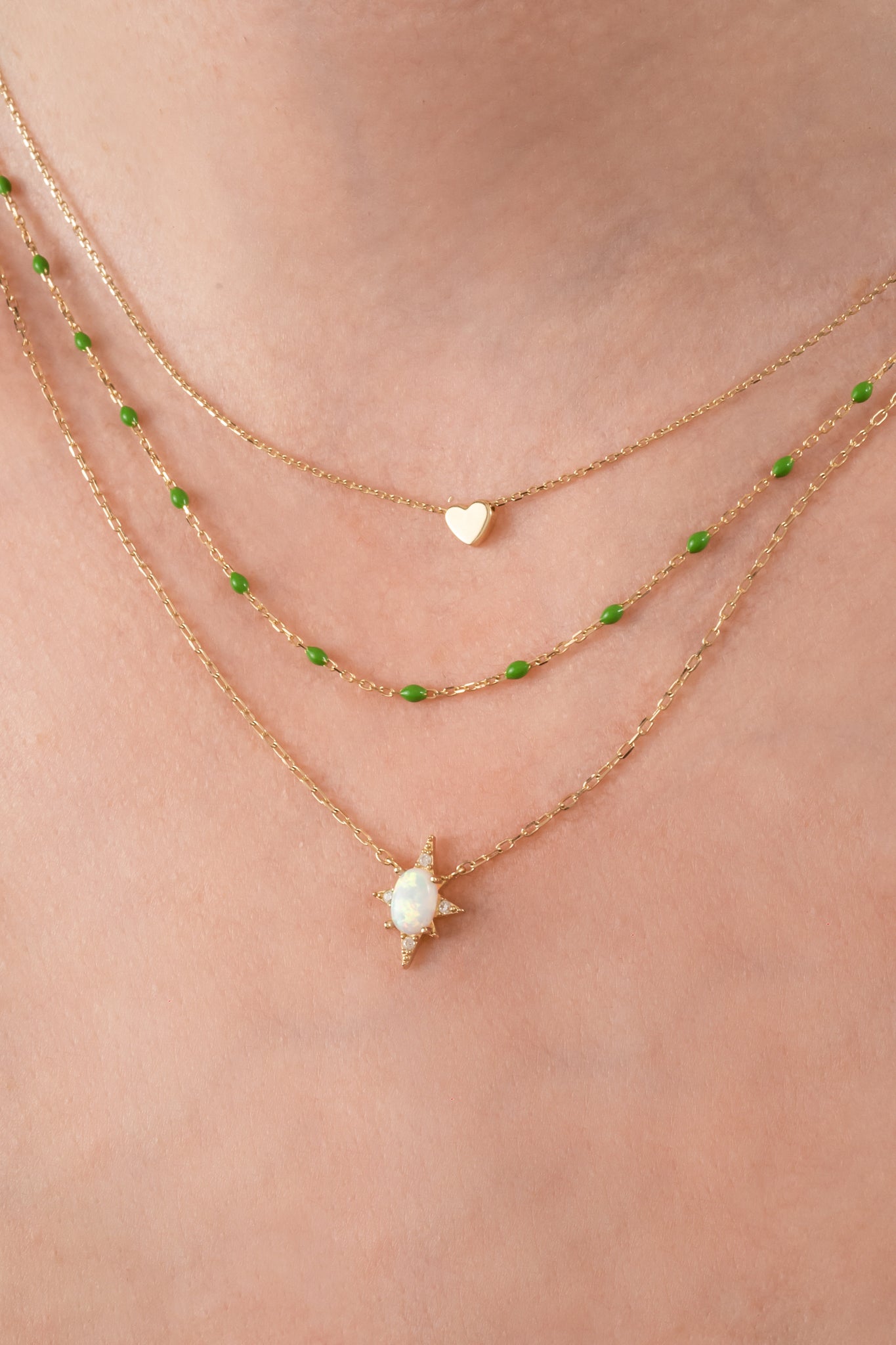 Gargantilla de oro sólido en 10 kilates con bolitas esmaltadas verdes simple.