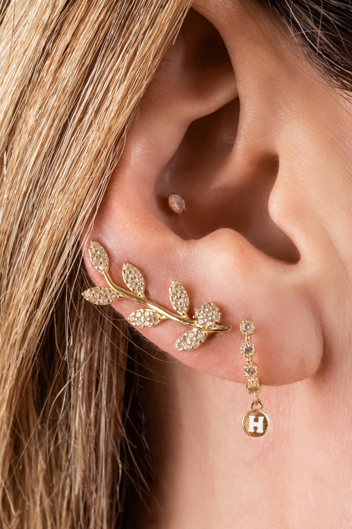 Lambada de oro solido en 10 kilates con forma de rama con hojas con zirconia