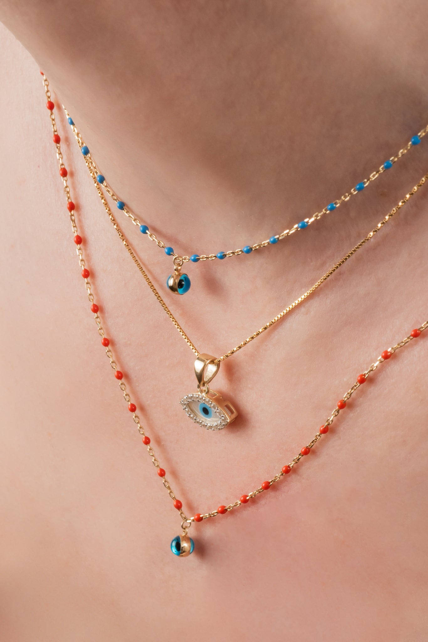 Dije de oro solido en 10 kilates con forma de ojo y un contorno de zirconias