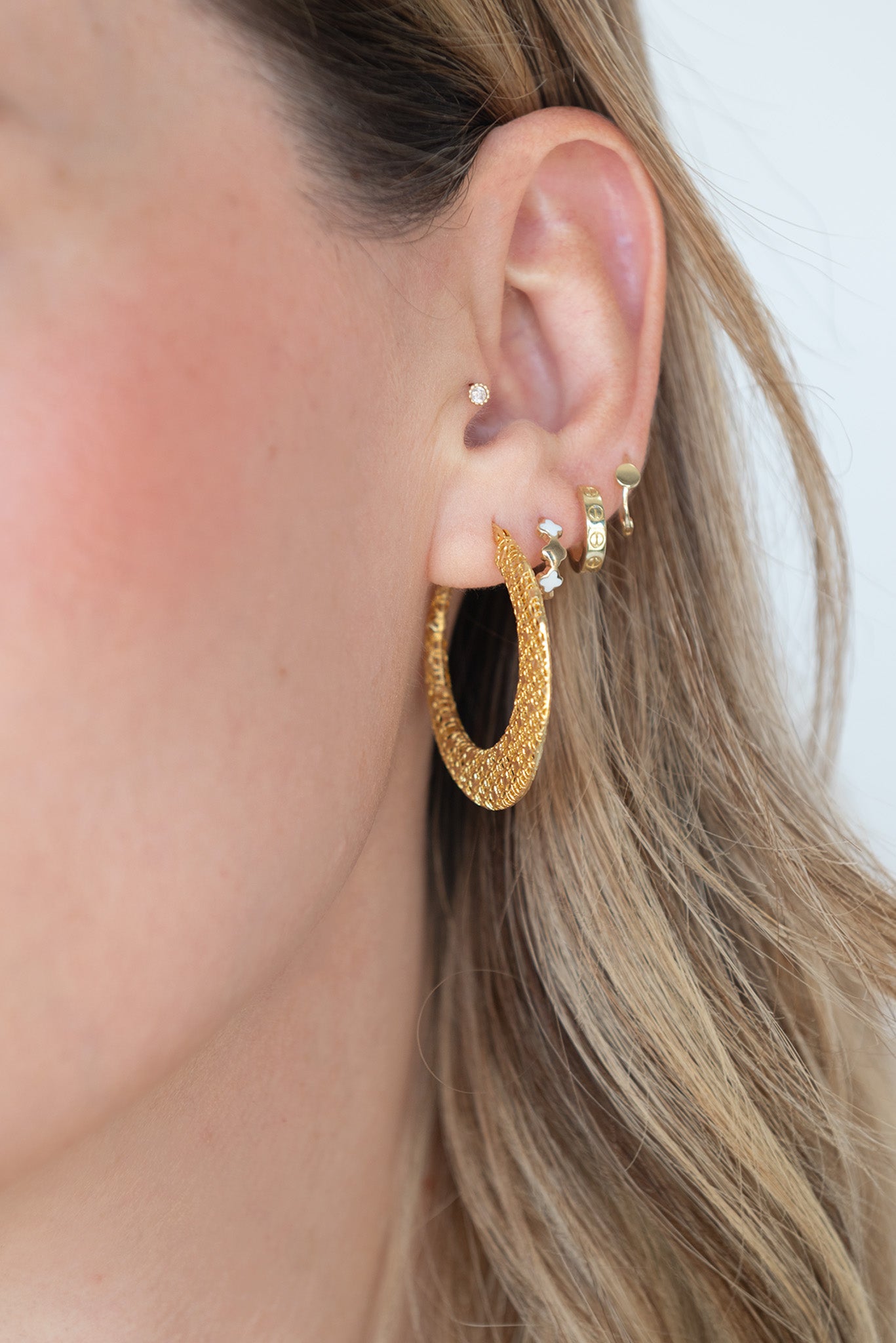 Huggie 10 kilates con círculo plano.