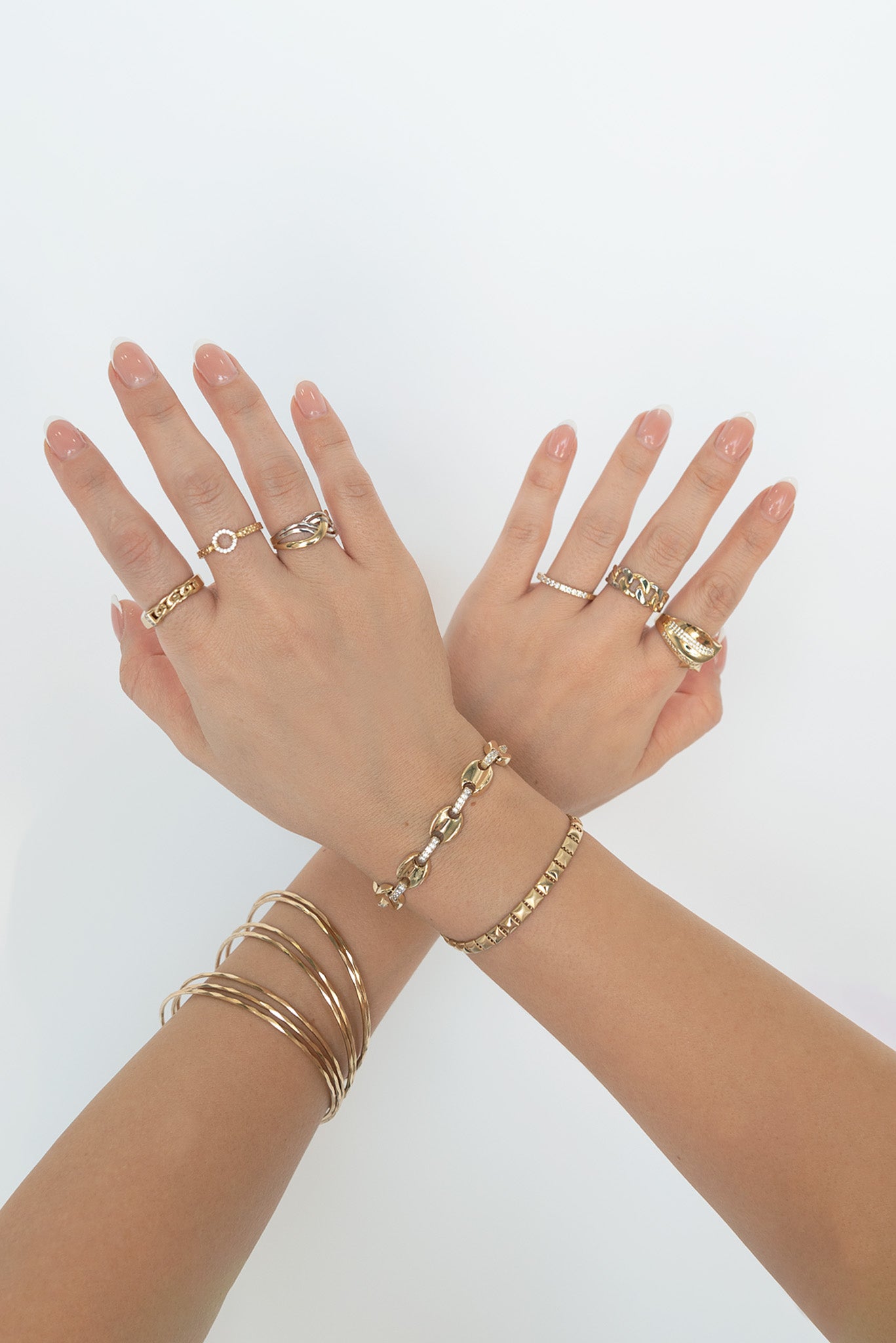 Anillo 14 kilates con ondas gruesas en oro amarillo enlazadas y dos filas de zirconias.