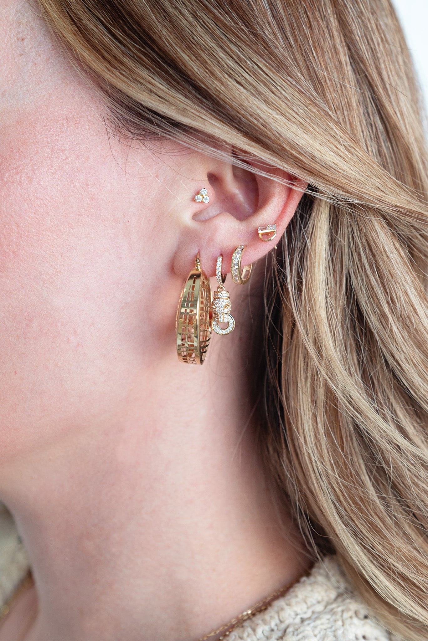 Huggie 10 kilates dije de pantera de zirconias boca aro zirconias, y ojos negros.