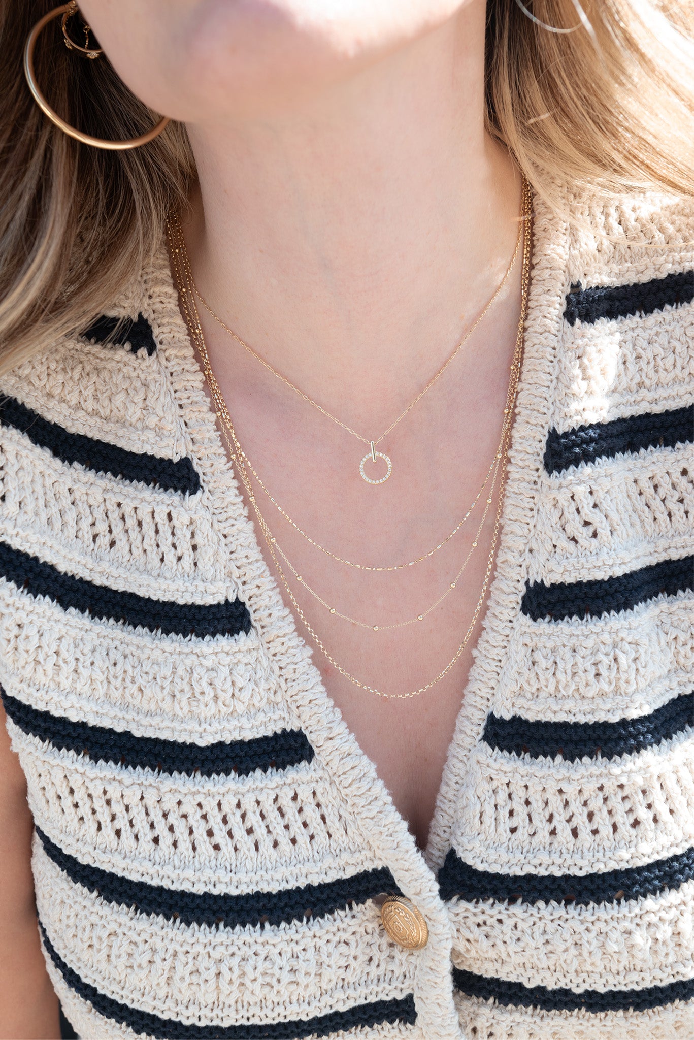 Gargantilla múltiple 10 kilates cadena triple, dos con cubos y una de bolitas diamantadas.