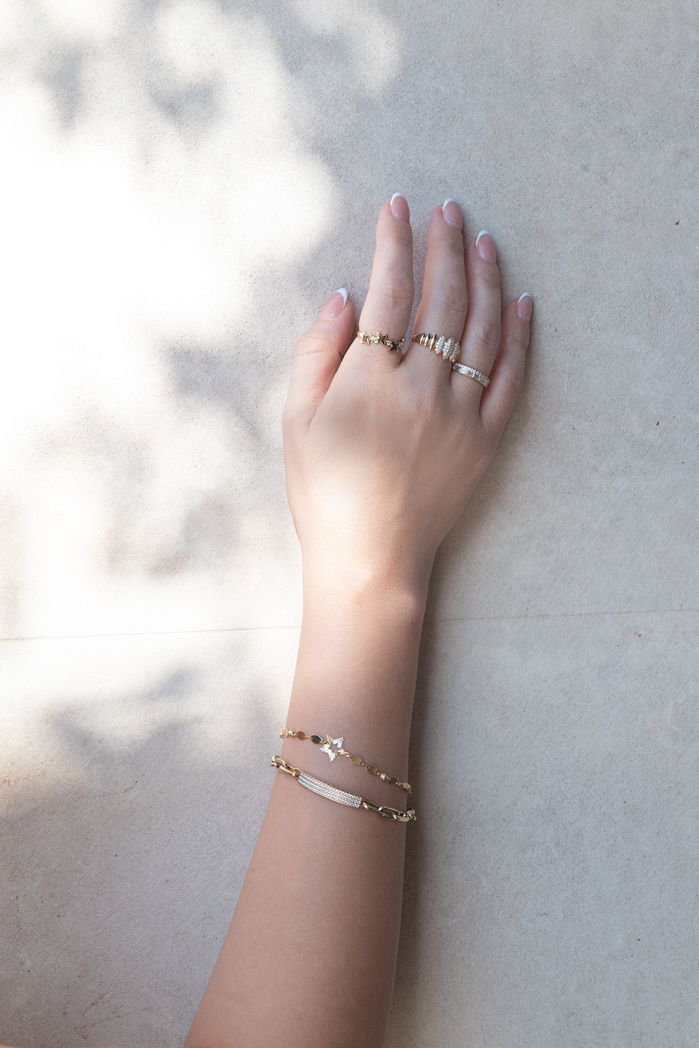 Anillo 14 kilates con cinco mariposas lisas y separación zirconia intercaladas.