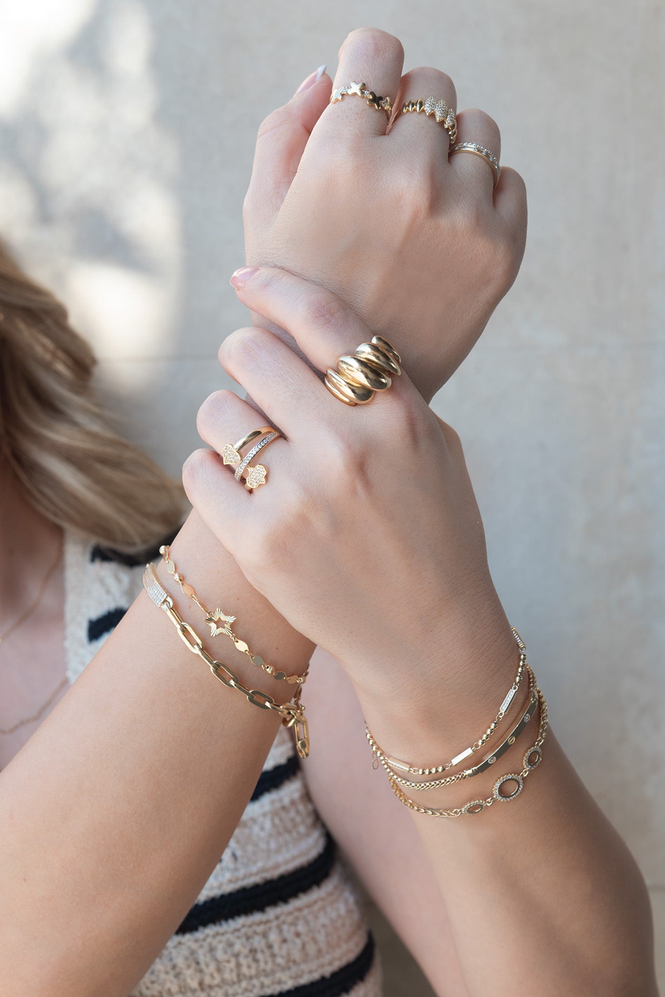 Anillo 14 kilates con ondas gruesas decrecientes lisas.