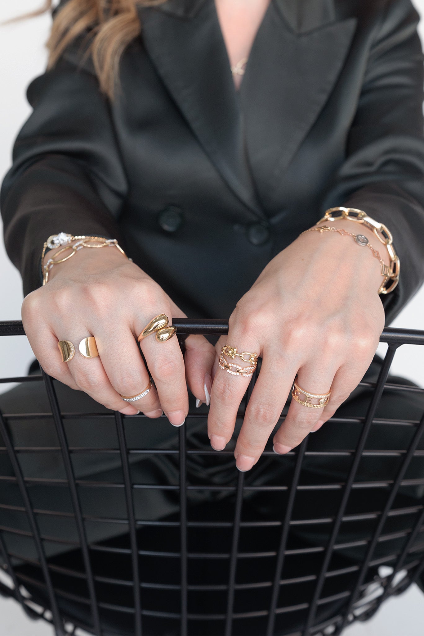 Anillo 14 kilates con dos gotas lisas encontradas una arriba de otra.