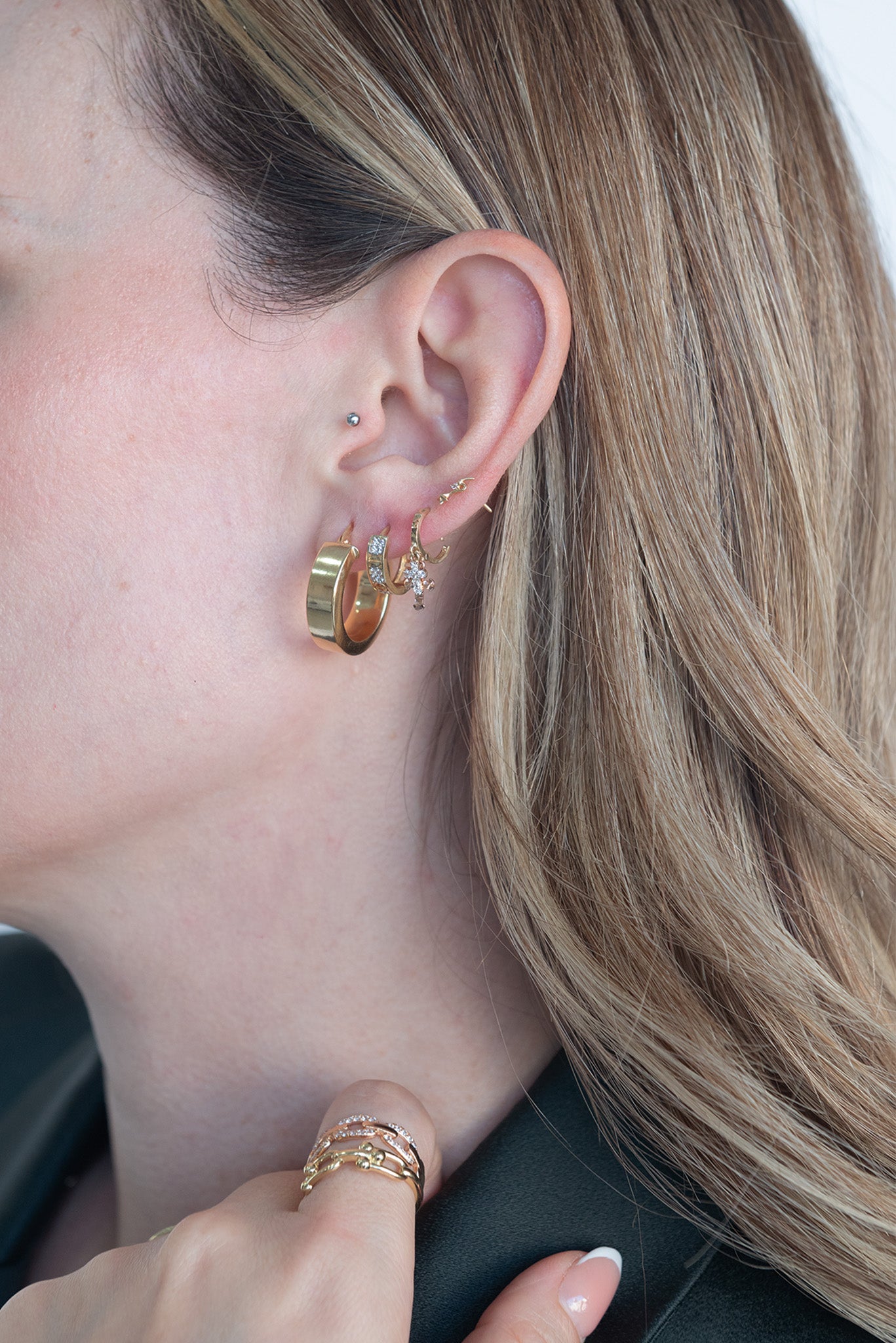 Arracada 10 kilates ancha con orillas cuadradas.