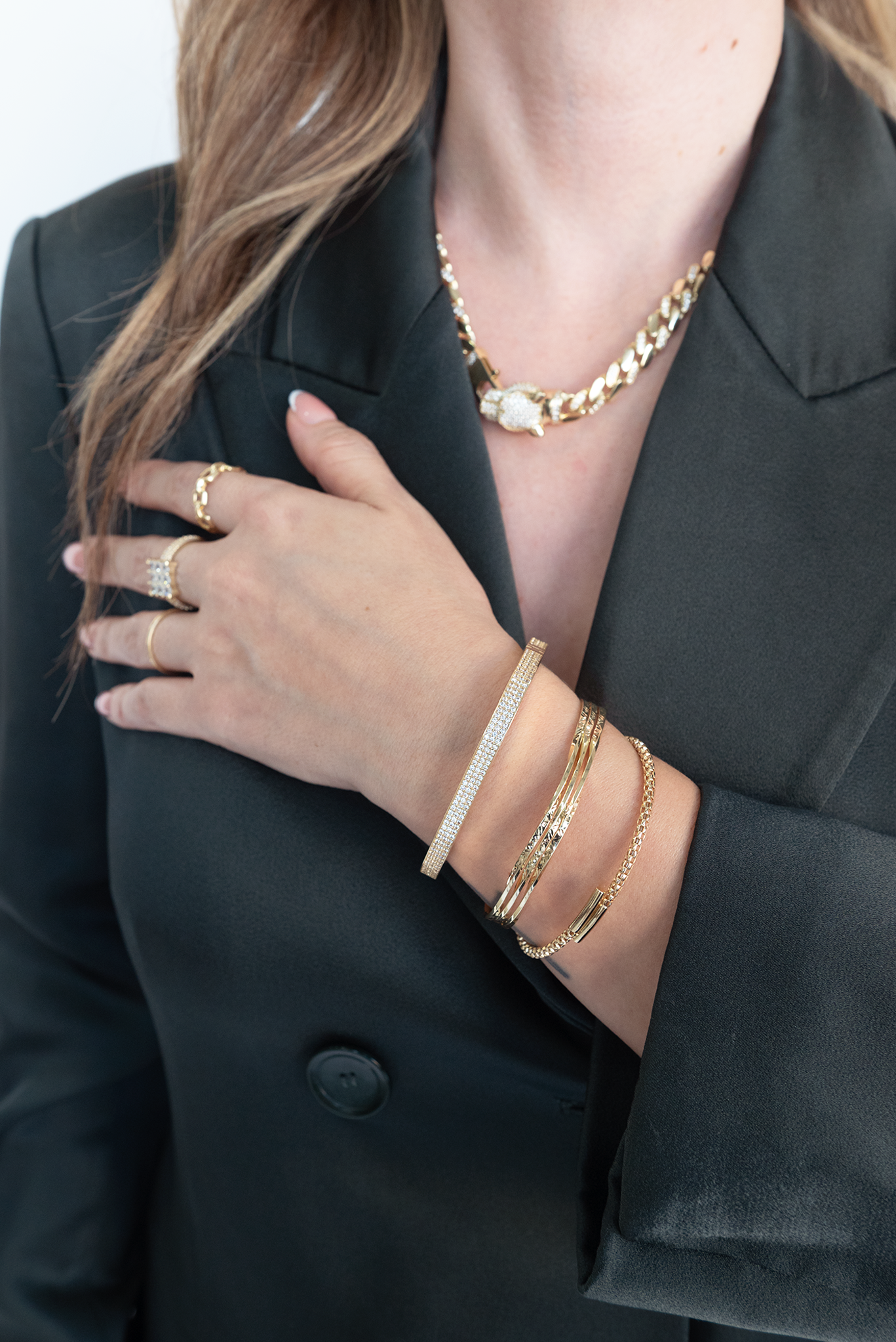 Pulsera aro 14 kilates rectangular con tres filas de zirconias y laterales lisos.