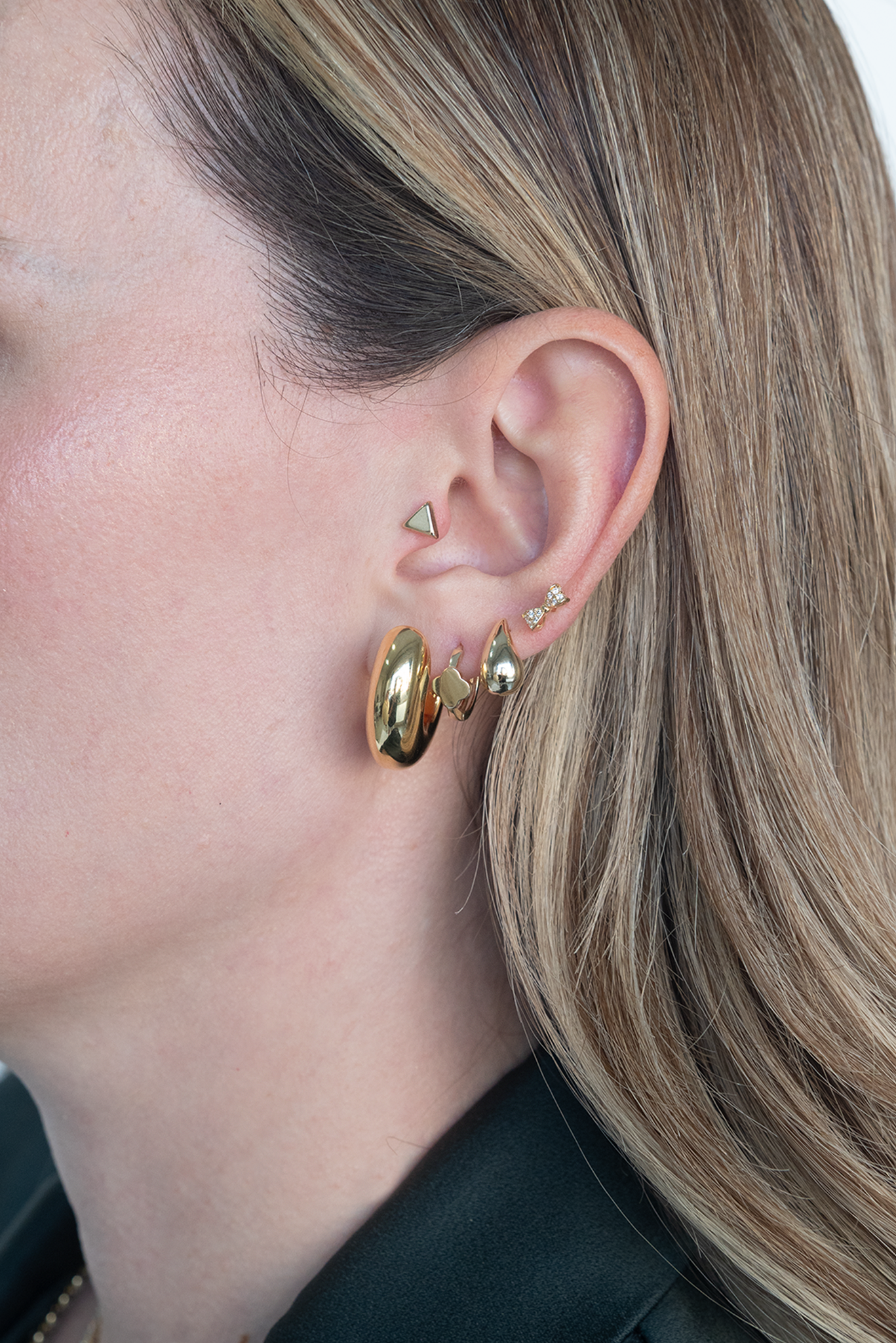 Arracada 14 kilates circular inflado gruesa centro en U.