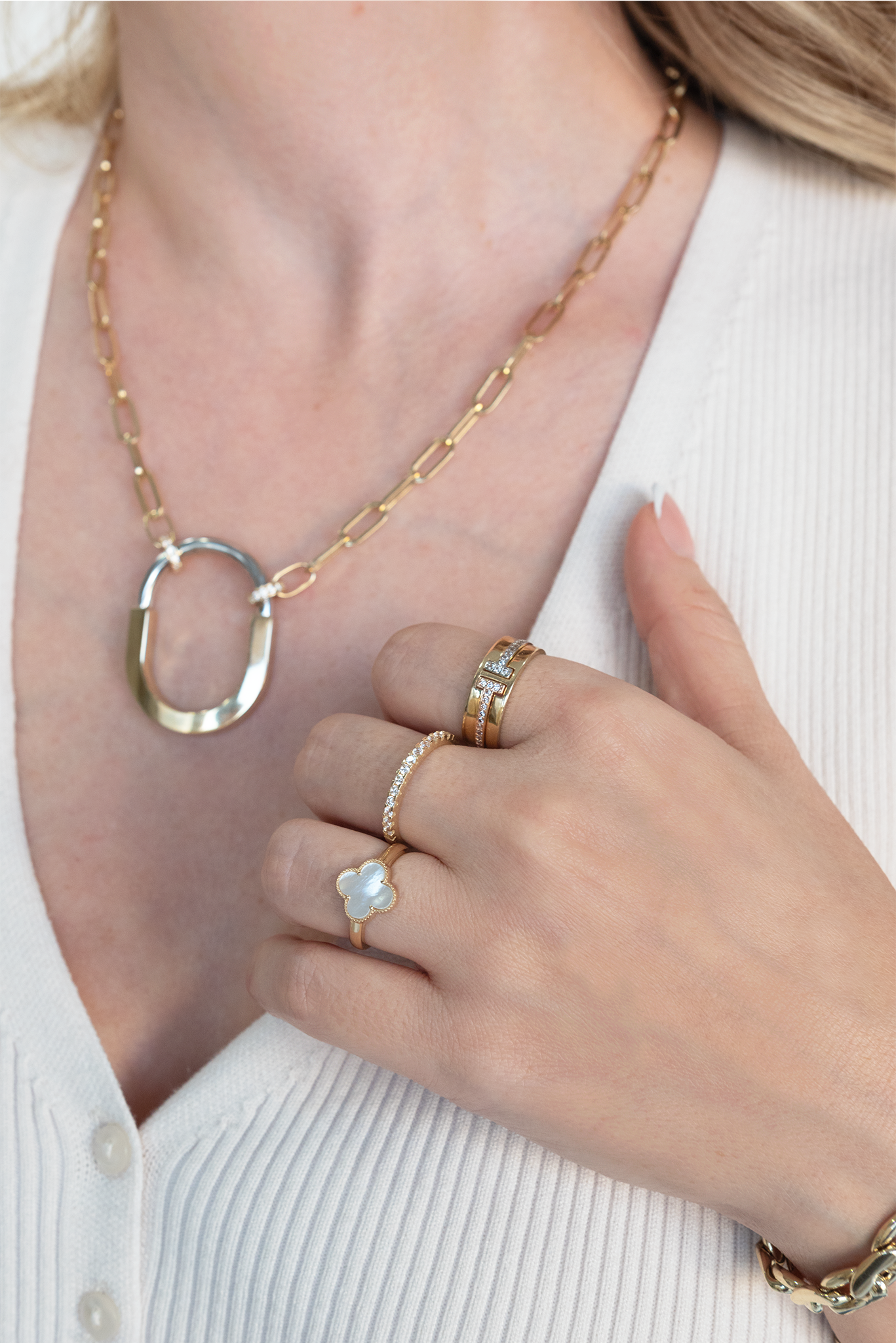 Anillo 14 kilates grueso dos T´s encontradas una en oro rosa con zirconias y oro blanco con zirconias.