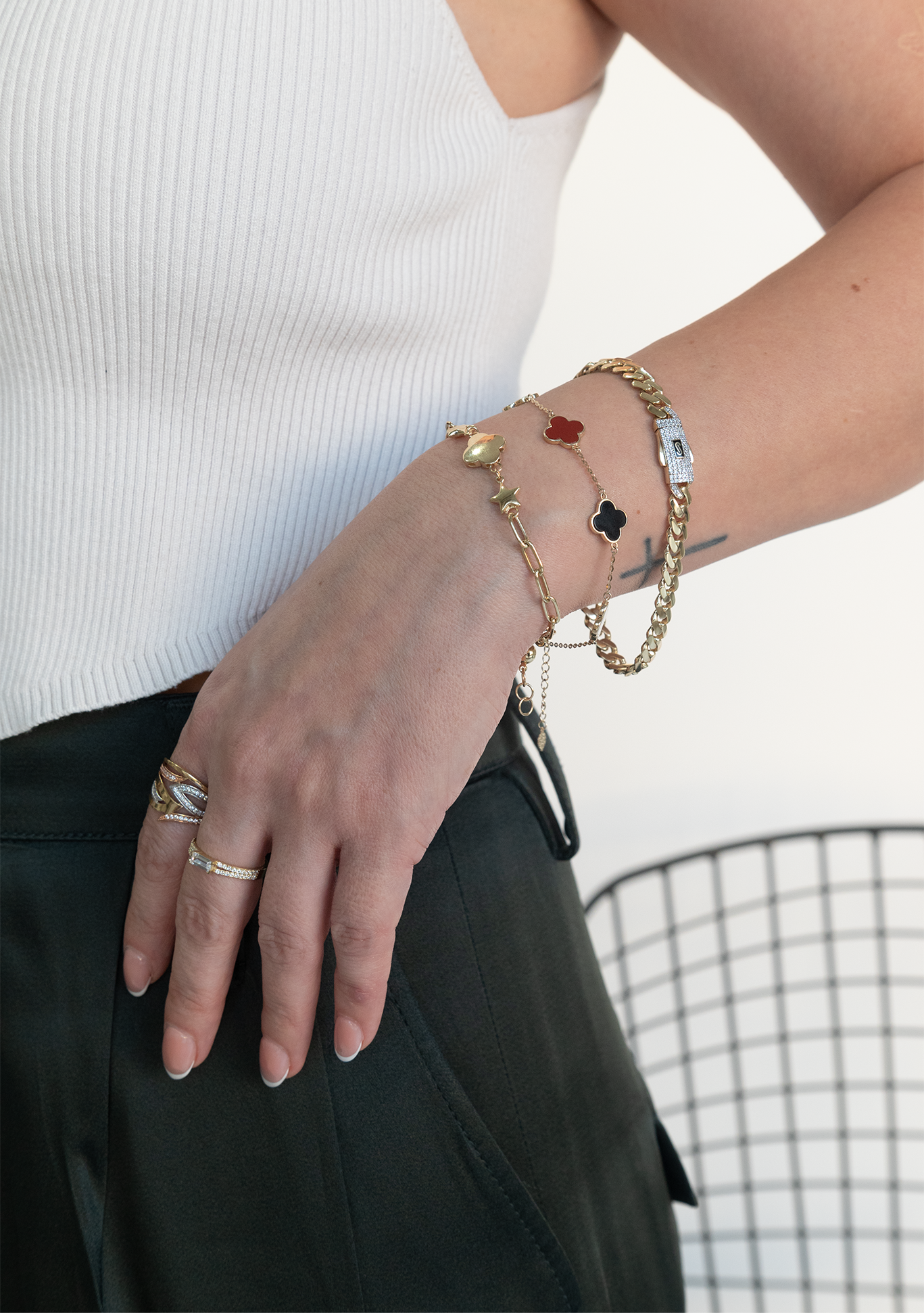 Anillo 10 kilates media churumbela con brazo doble de zirconias básicas y centro zirconia rectangular grande.