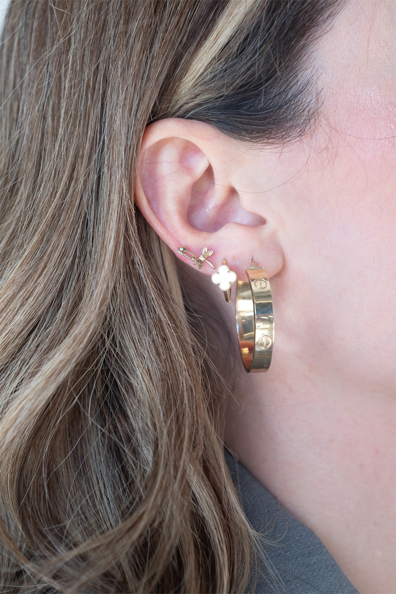 Arracada 10 kilates ancha gruesa y clavos lisos tamaño mediana.