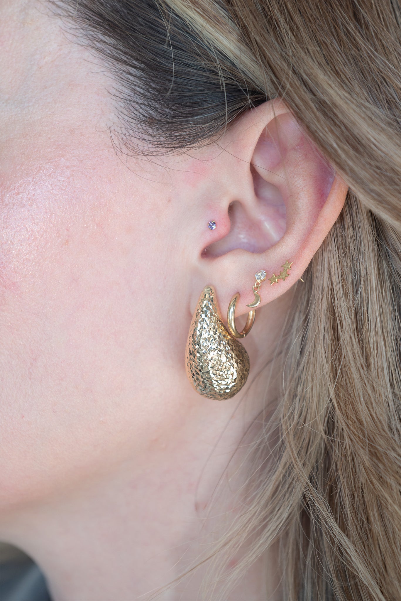 Aretes de oro sólido en 10 kilates gota grande con diamantado en cuadros.