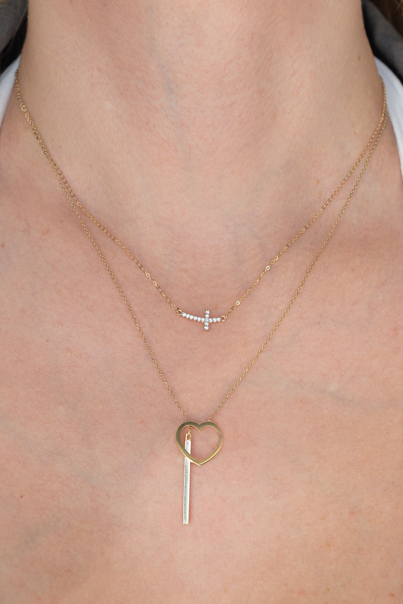 Gargantilla 10 kilates dije de corazón y barra lisa ajustable.