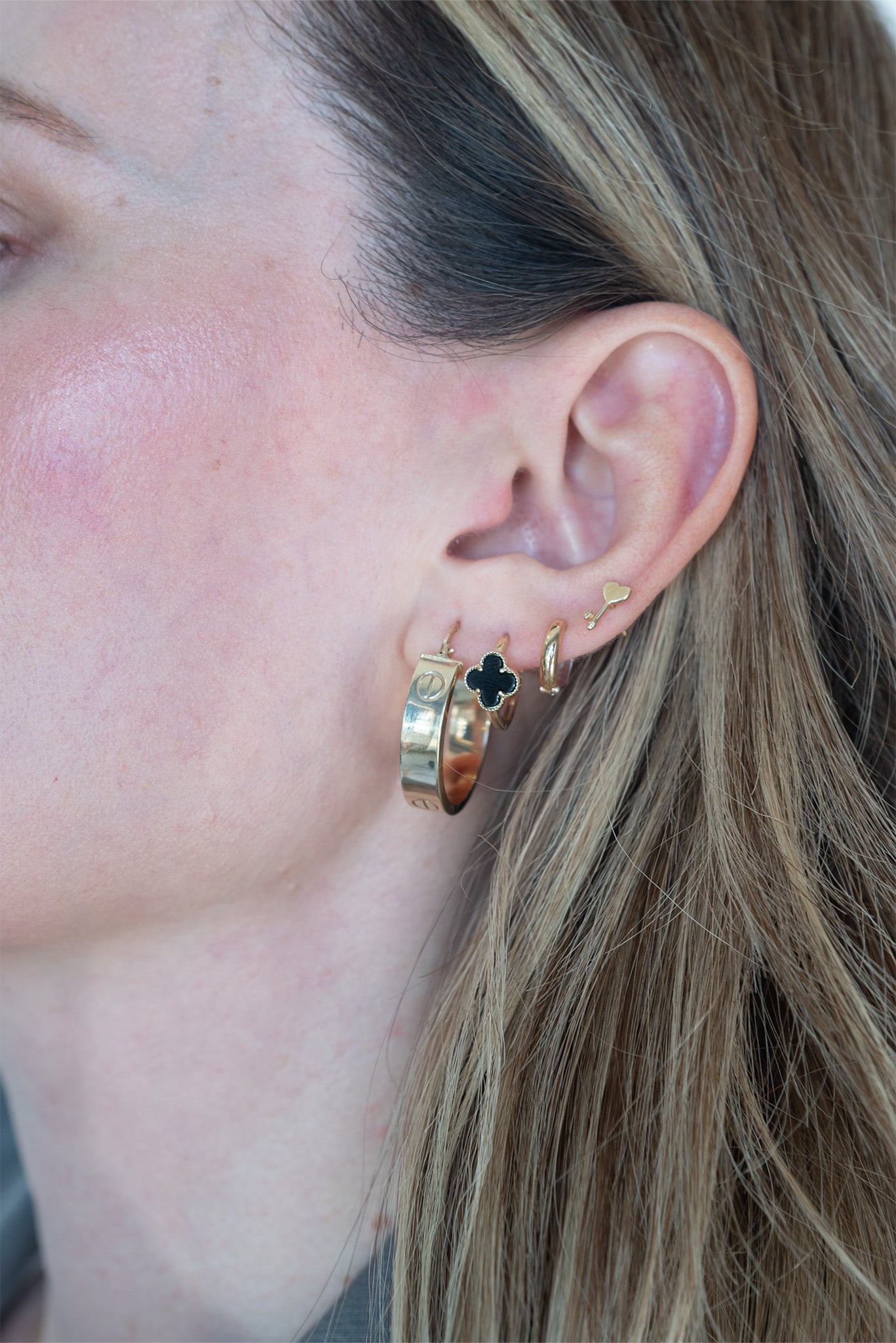 Arracada 10 kilates ancha gruesa y clavos lisos tamaño chica.