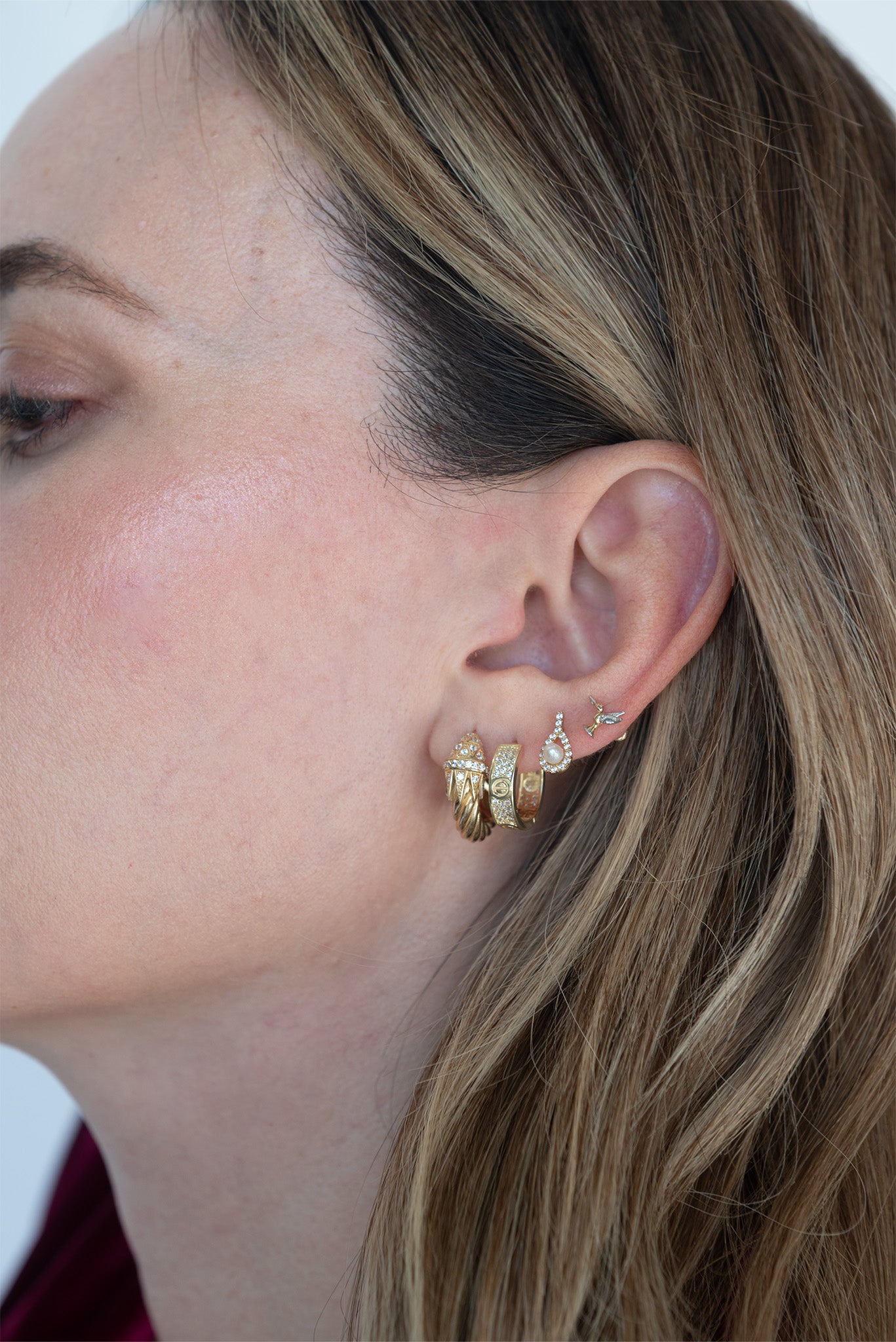 Arracadas de oro sólido en 10 kilates con zirconias biseladas y tornillos lisos intercalados.