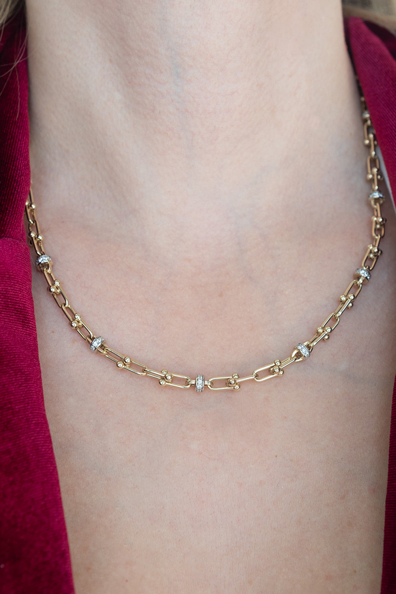 Gargantilla 10 kilates tiffany triple y unión zirconias oro blanco.