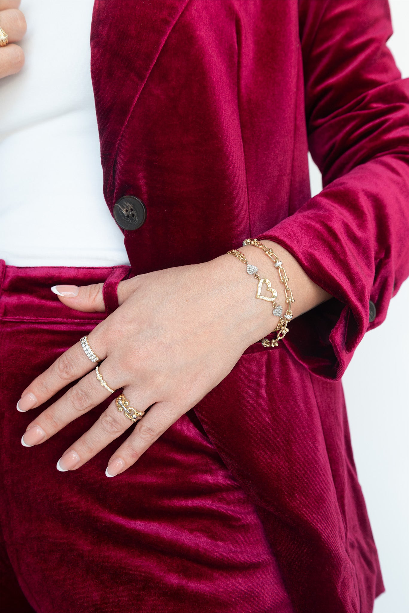 Anillo 10 kilates con media churumbela y centro infinito liso enlazado.