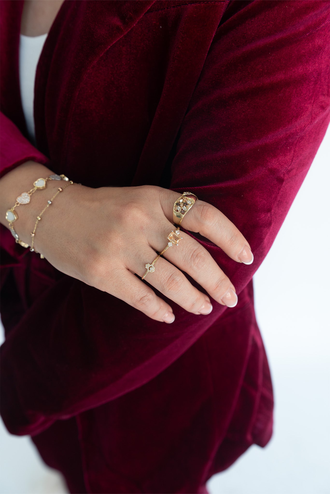 Anillo 10 kilates mano fátima al centro zirconias blancas.