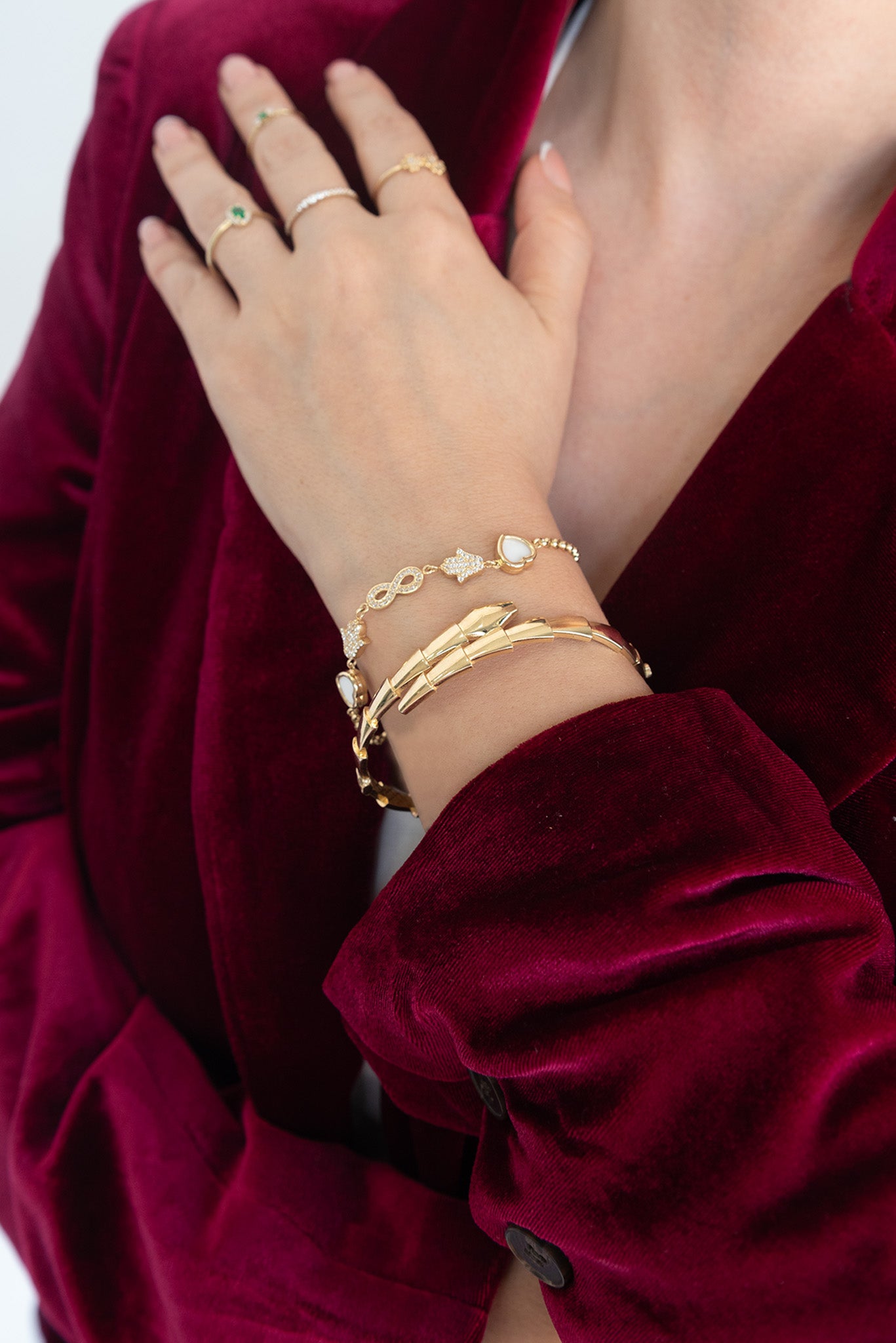 Pulsera aro de oro sólido en 10 kilates con forma de cuerpo de serpiente lisa.