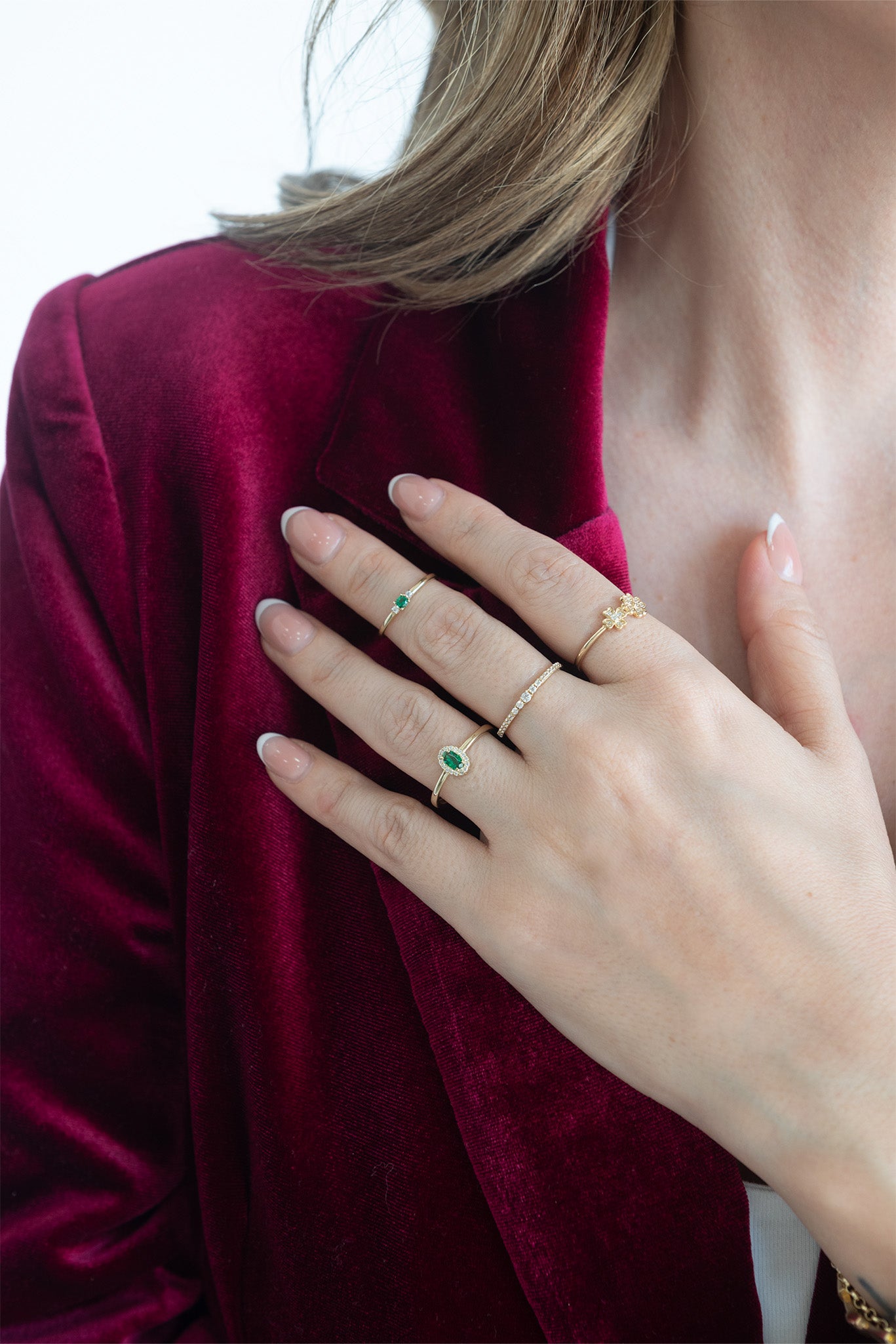 Anillo 10 kilates centro dos flores de zirconias blancas con bisel.