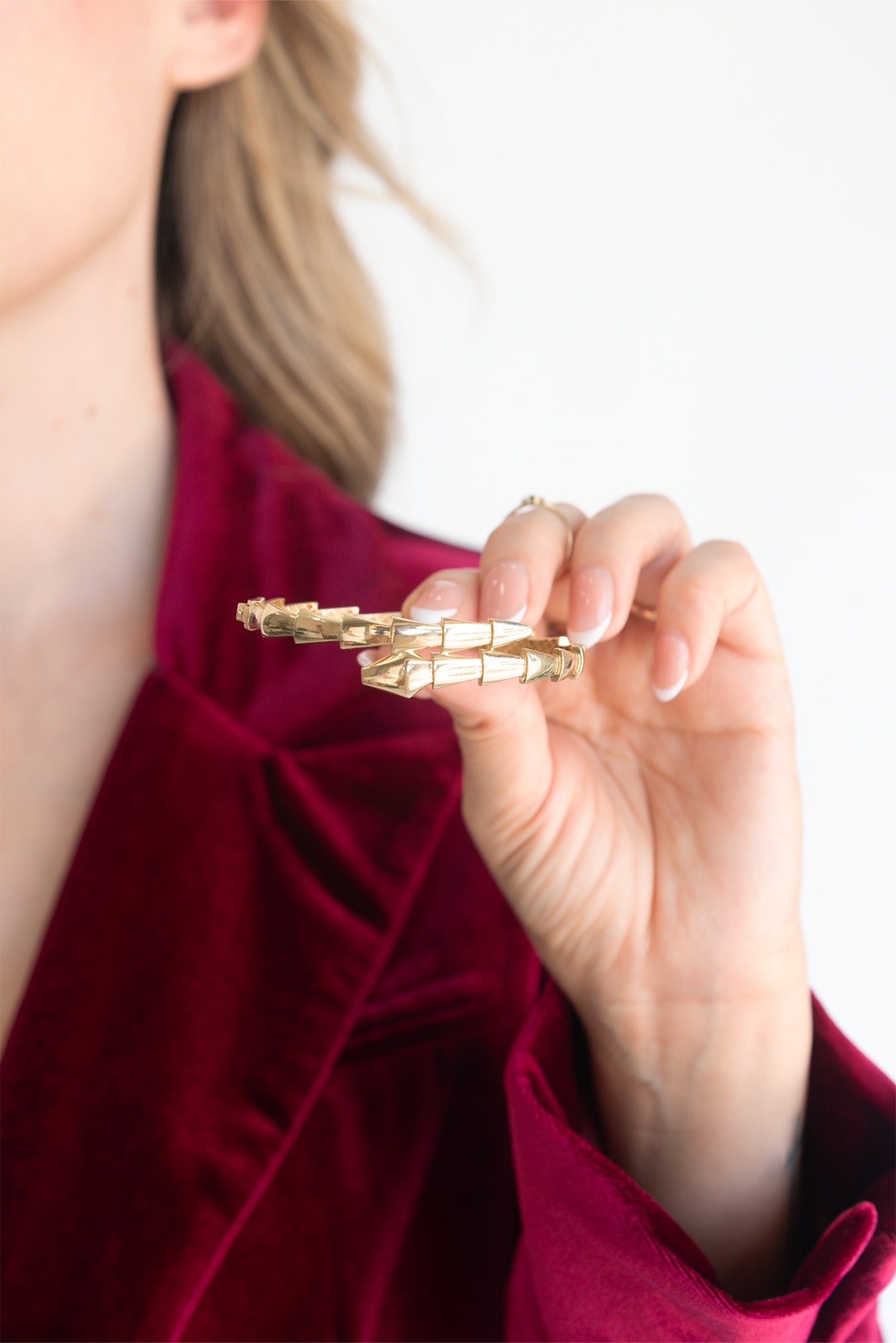 Pulsera aro de oro sólido en 10 kilates con forma de cuerpo de serpiente lisa.