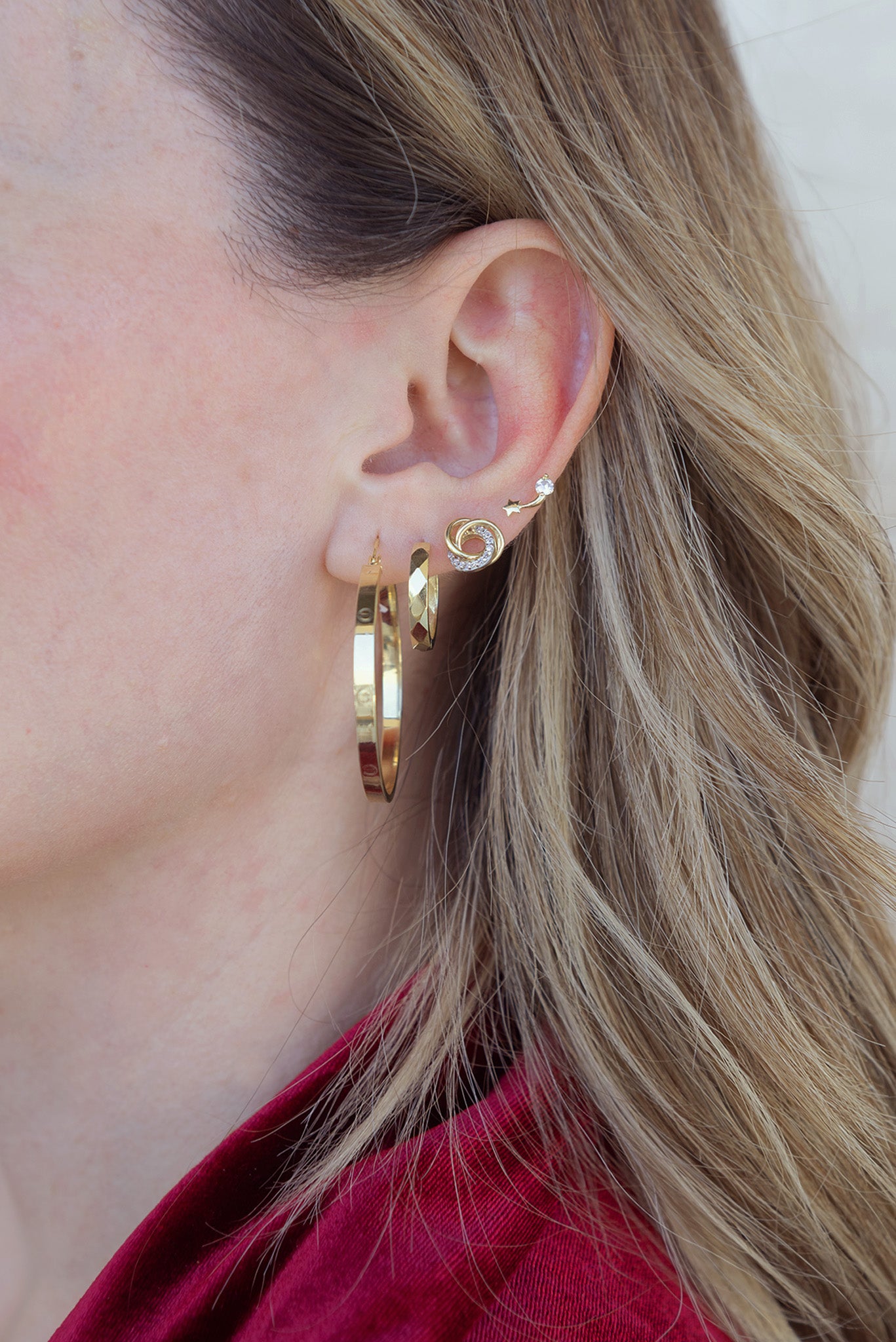 Arracada 10 kilates delgada y clavos lisos tamaño grande.