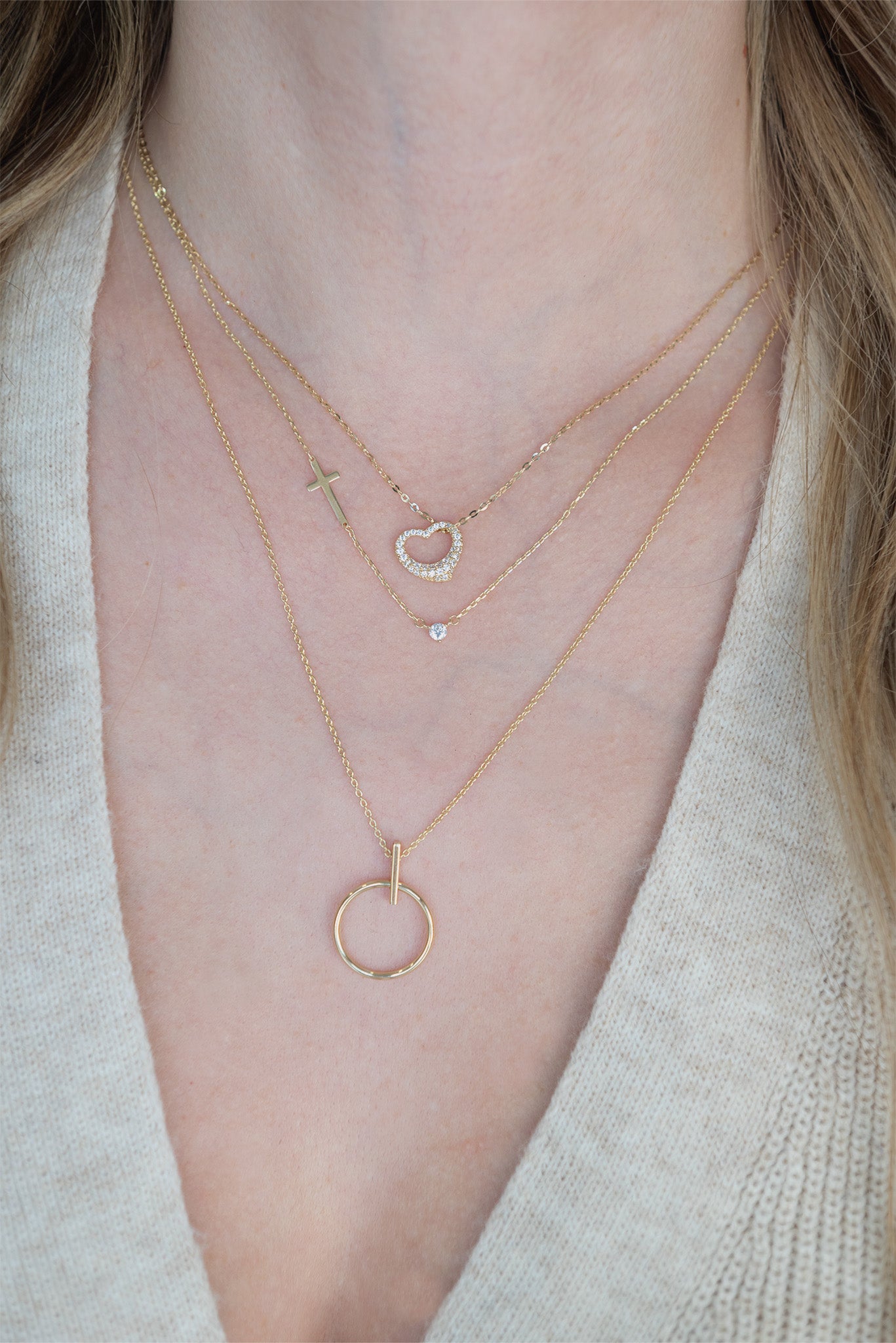 Gargantilla 10 kilates dije de contorno circular liso y barra lisa como asa.