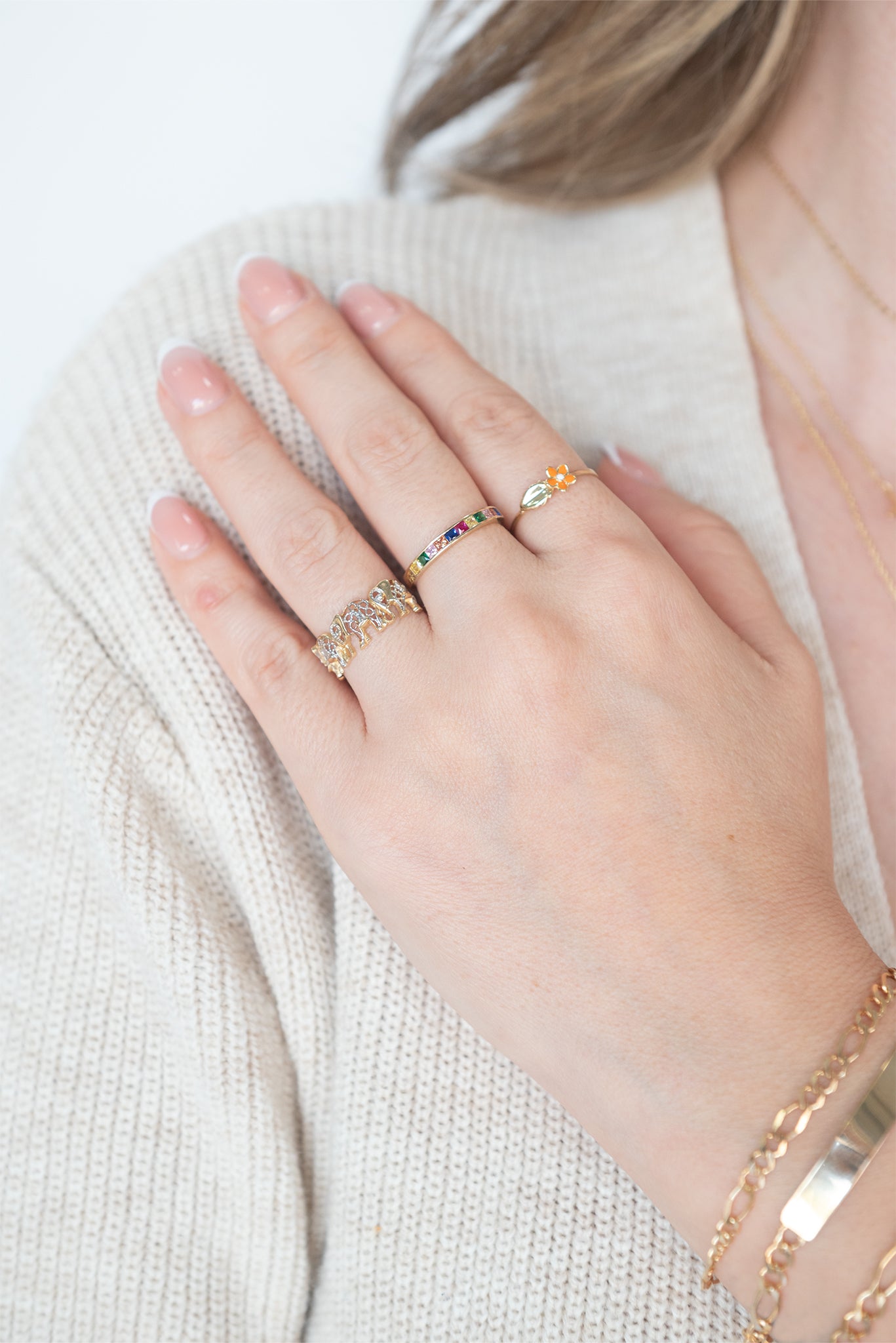 Anillo 14 kilates brazo fino con flor esmaltada narnaja y hoja lisa.