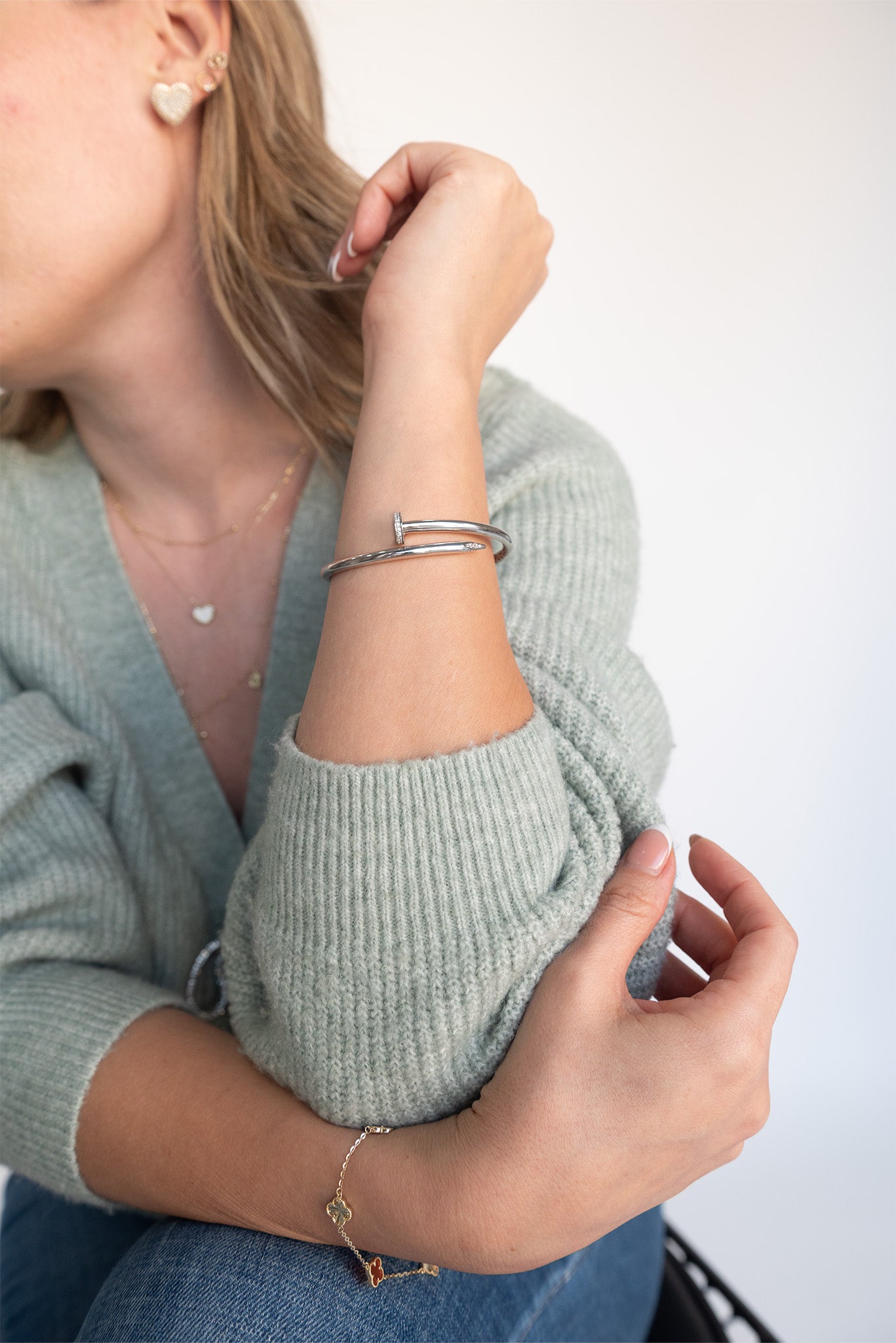 Pulsera aro 14 kilates clavo en oro blanco liso y puntas zirconias.