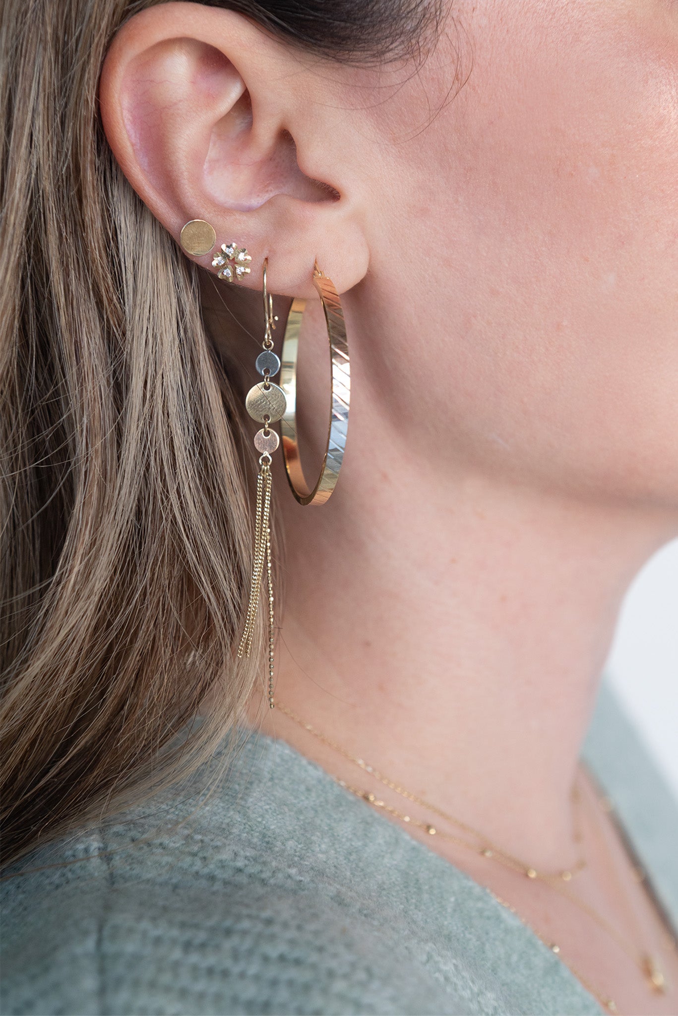 Arracada 10 kilates diamantado líneas diagonales oro florentino.