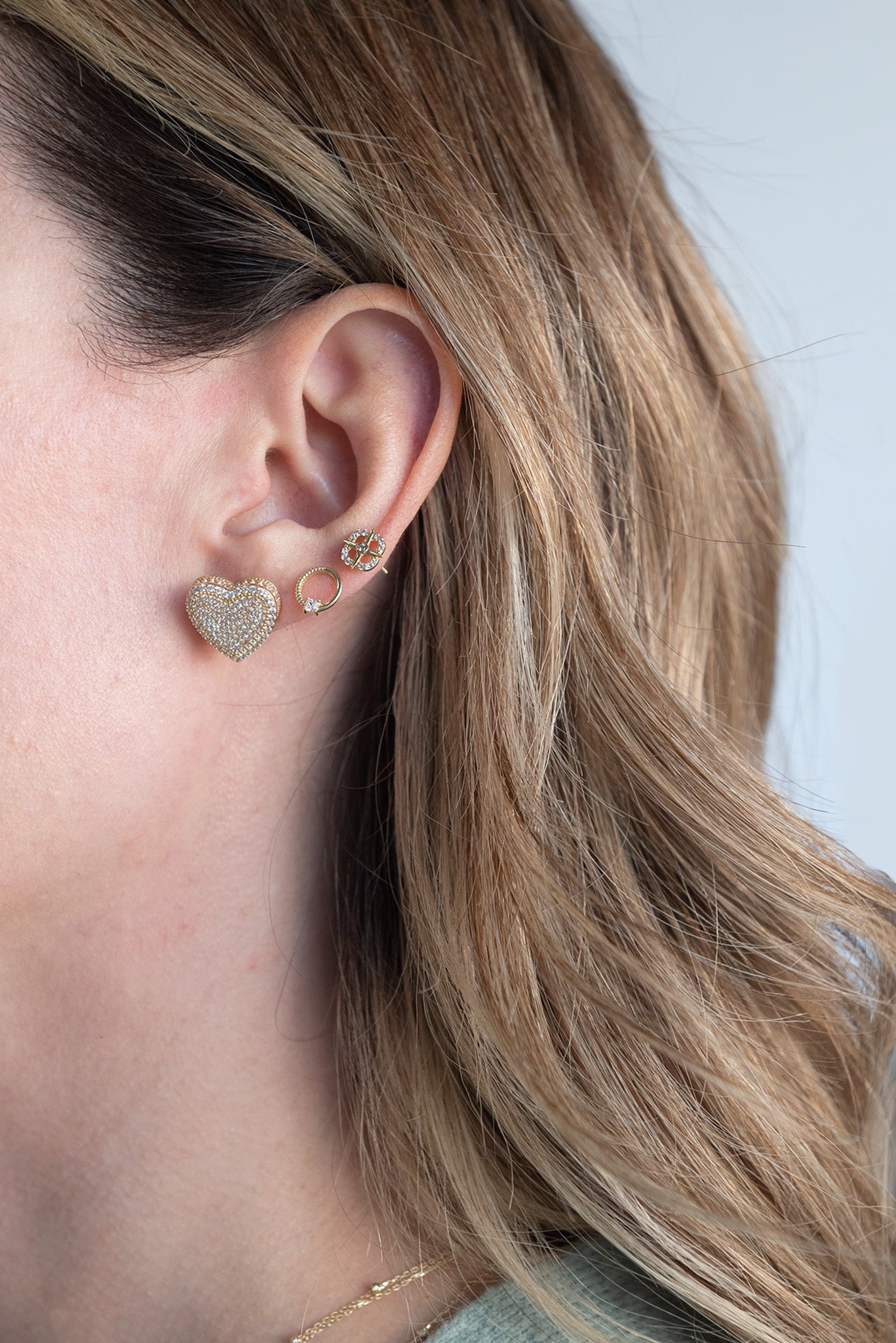 Aretes de oro10 kilates corazón grande con zirconias y laterales zirconias.