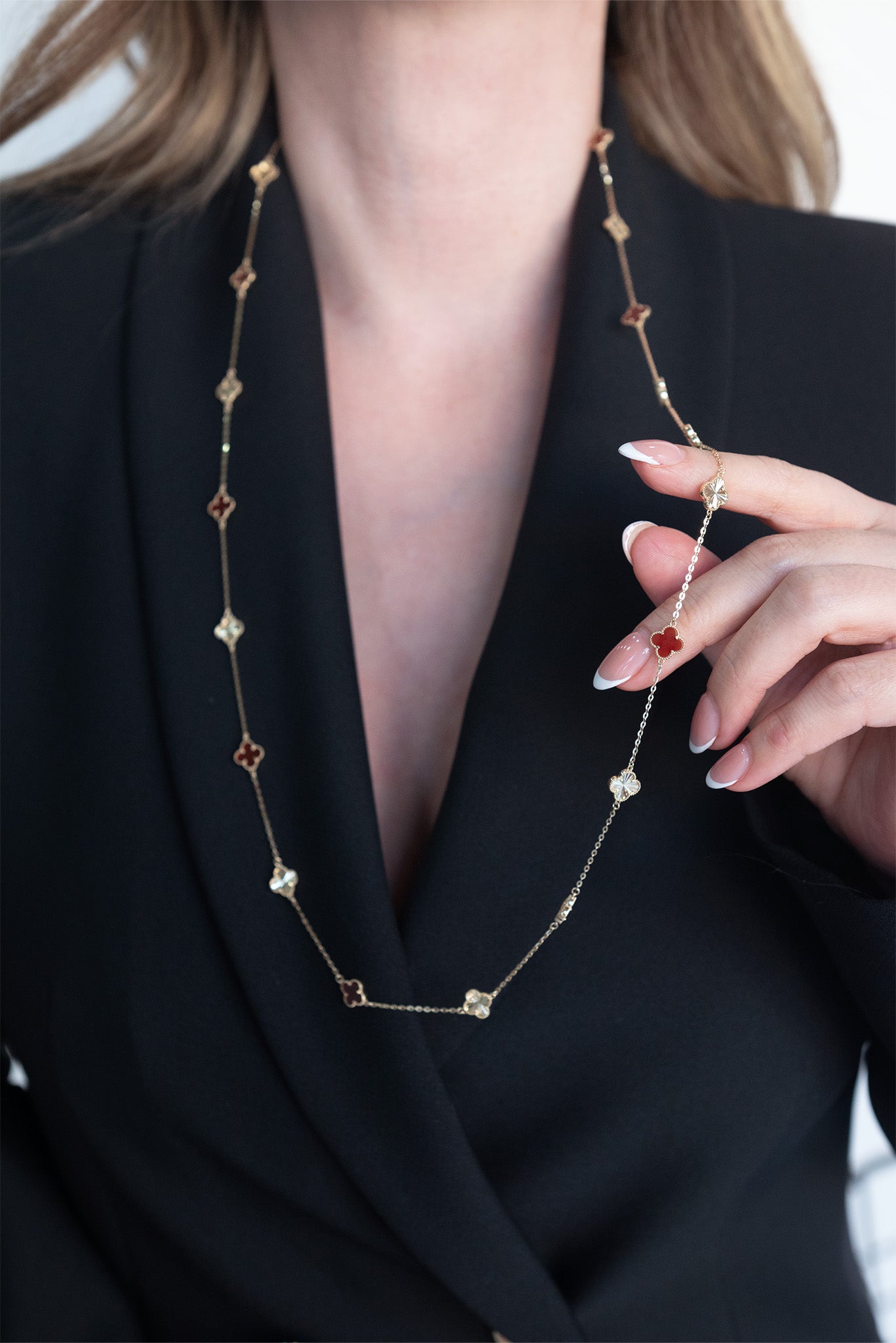 Gargantilla 10 kilates flor de cuatro pétalos diamantadas y rojas chicas.