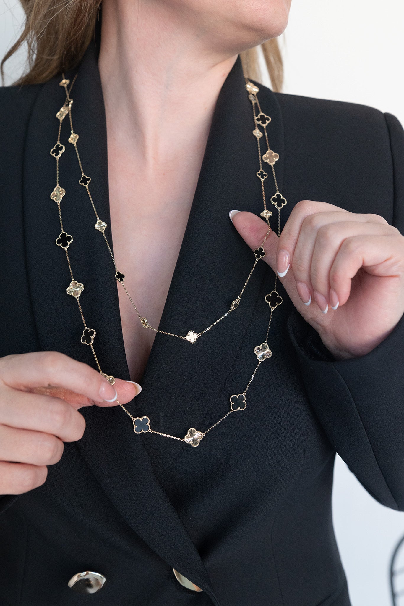 Gargantilla 10 kilates dijes de flor de cuatro pétalos diamantadas y negro chicos.