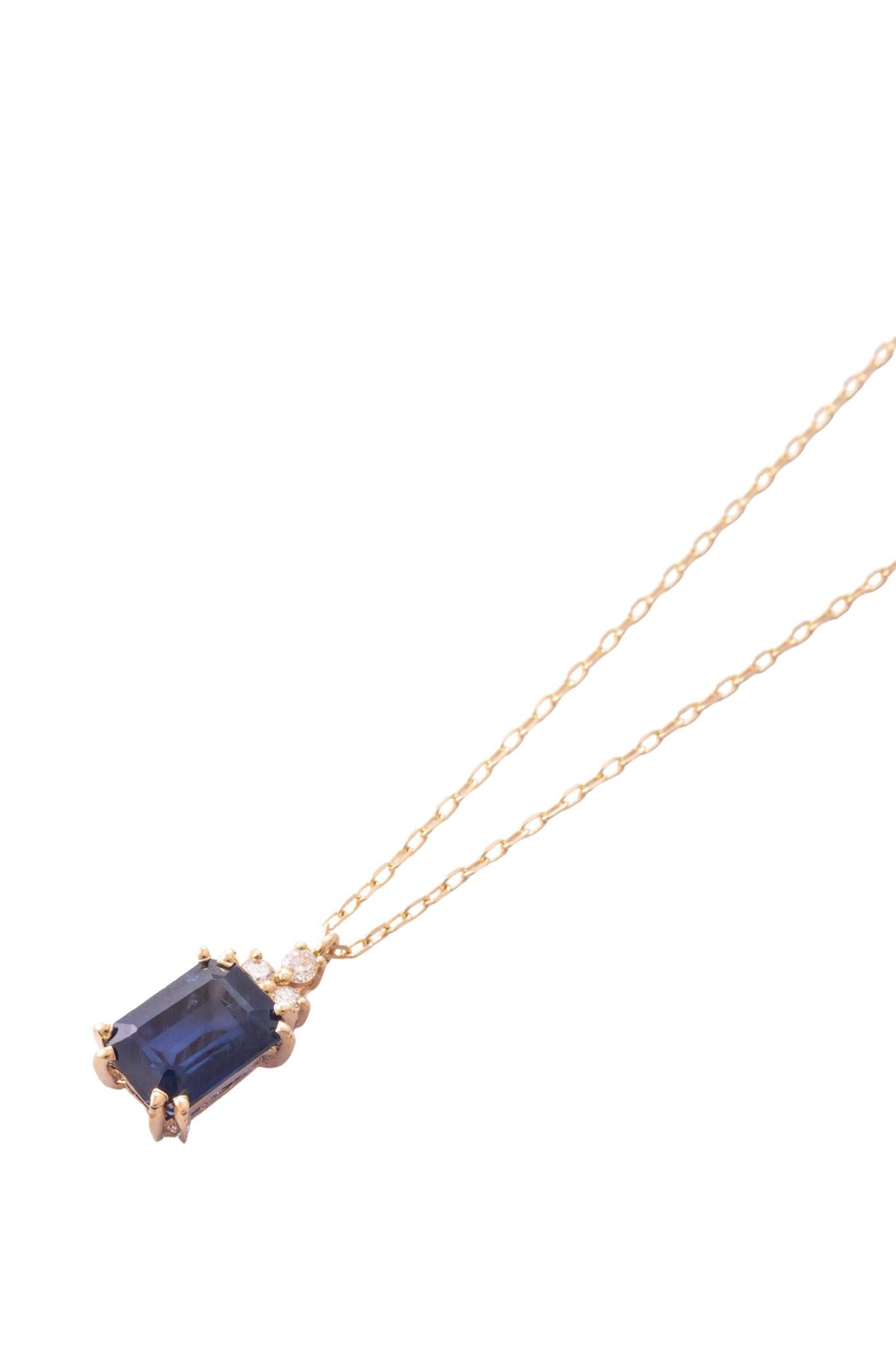 Gargantilla de oro sólido en 14 kilates con zafiro rectangular de 0.89 ct y diamantes arriba de 0.045 cts montados sobre oro amarillo.