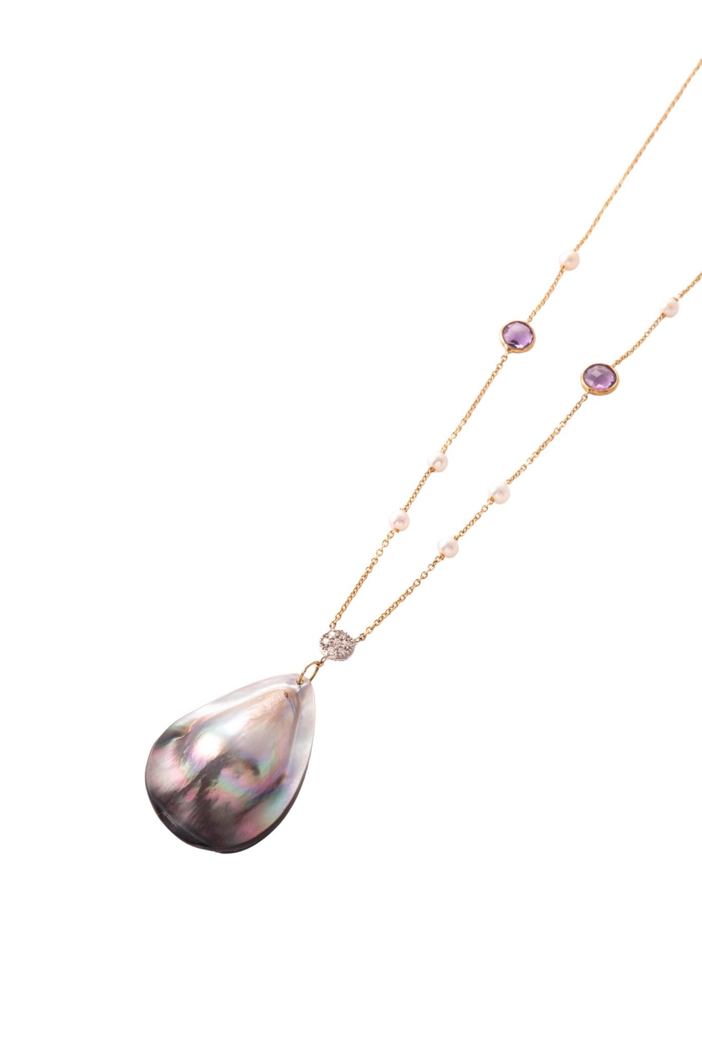 Gargantilla de oro sólido en 14 kilates con madre perla grande en gota, diamantes de 0.07 ct montados sobre oro blanco y amatistas biseladas en oro amarillo..png