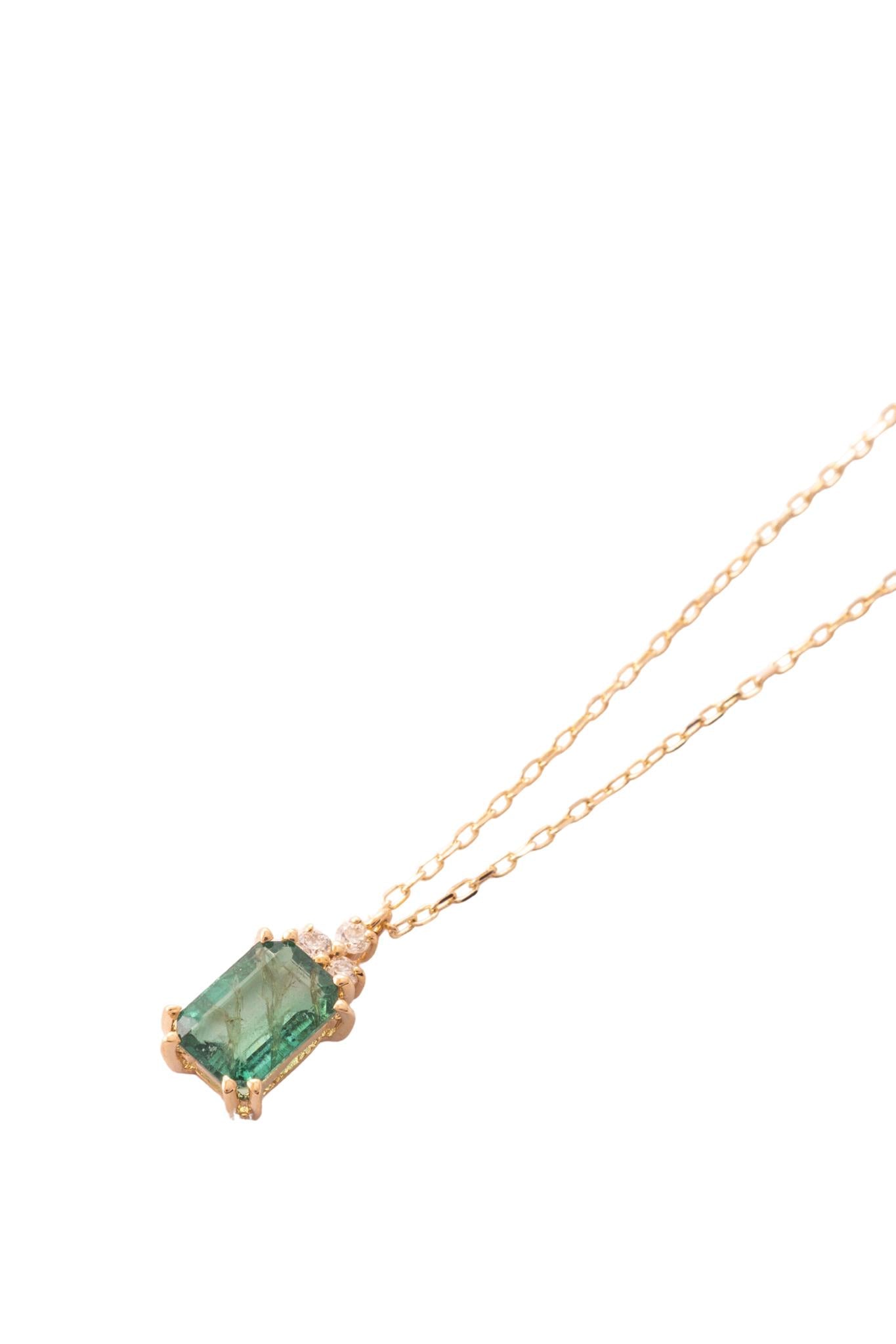 Gargantilla de oro sólido en 14 kilates con esmeralda rectangular de 1 ct y diamantes arriba de 0.045 cts montados sobre oro amarillo.
