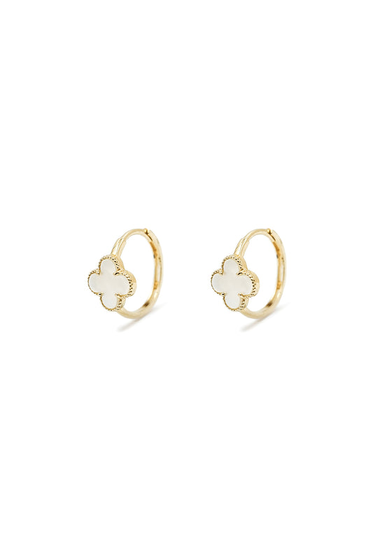 Huggie 10 kilates flor de cuatro pétalos madre perla..png